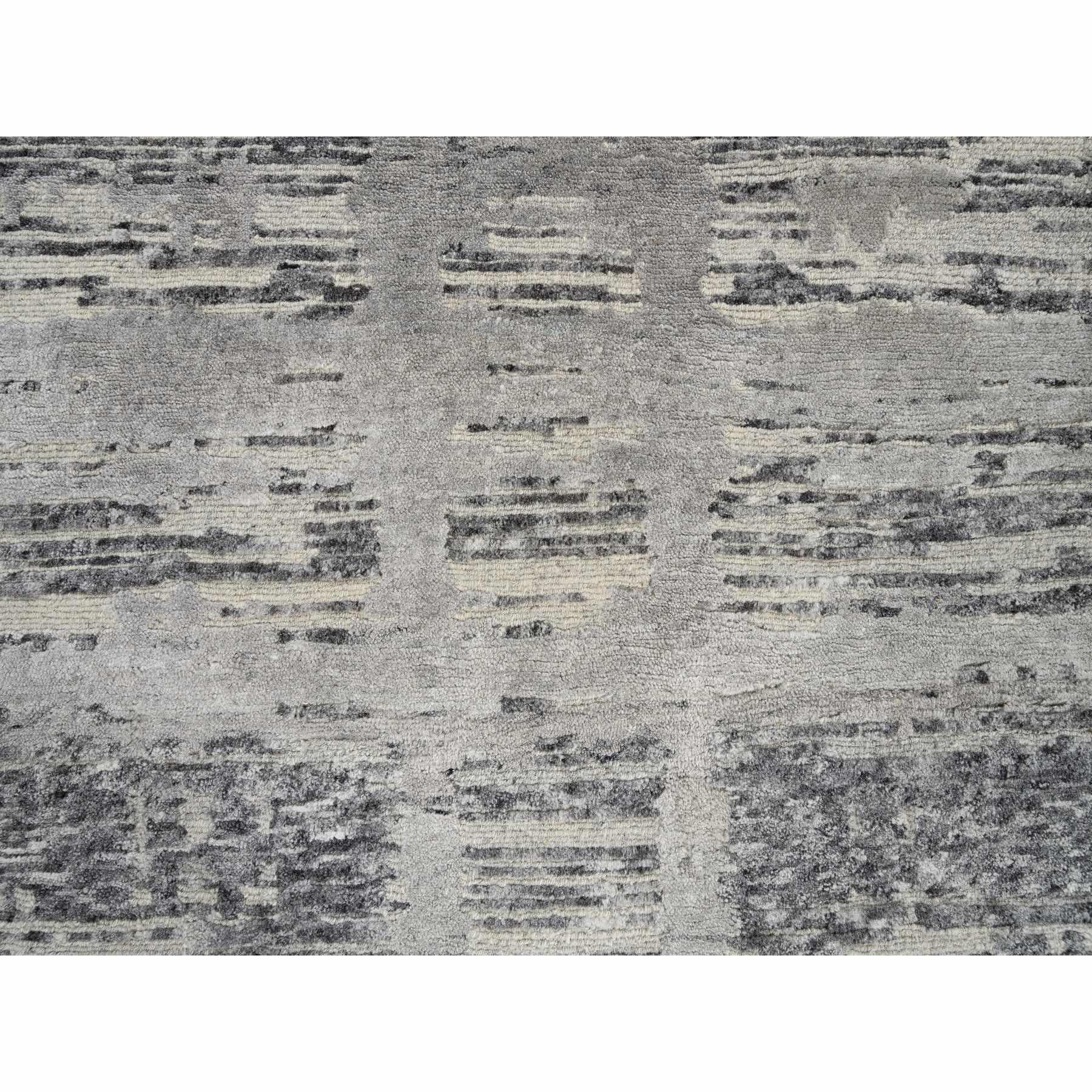 Grauer handgeknüpfter moderner Läufer aus natürlicher Wolle XL in Grau mit gerafftem Design 2'6