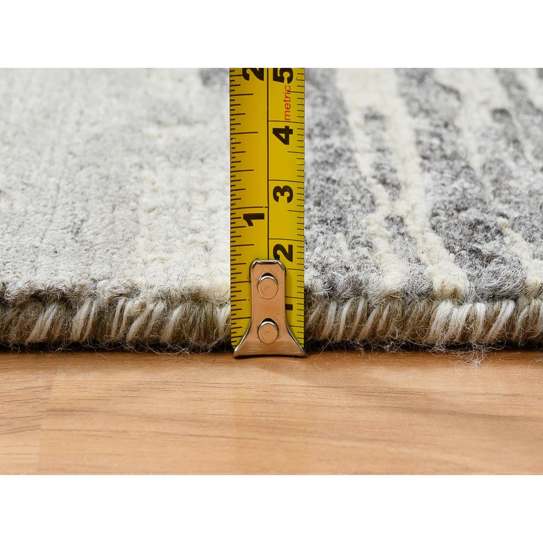 Grauer handgeknüpfter moderner Läufer aus natürlicher Wolle XL in Grau mit gerafftem Design 2'6