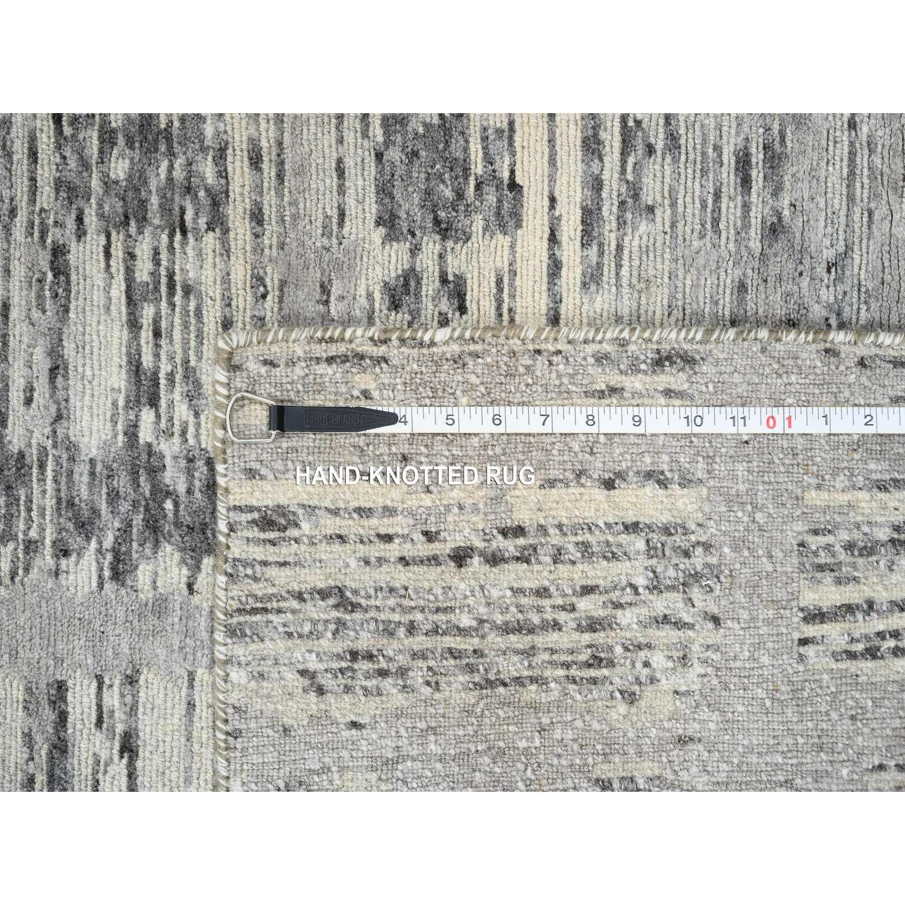 Grauer handgeknüpfter moderner Läufer aus natürlicher Wolle XL in Grau mit gerafftem Design 2'6