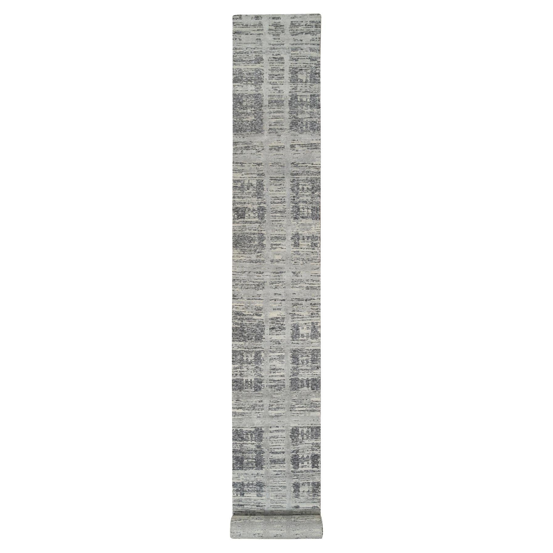 Grauer handgeknüpfter moderner Läufer aus natürlicher Wolle XL in Grau mit gerafftem Design 2'6" x 22'0"
