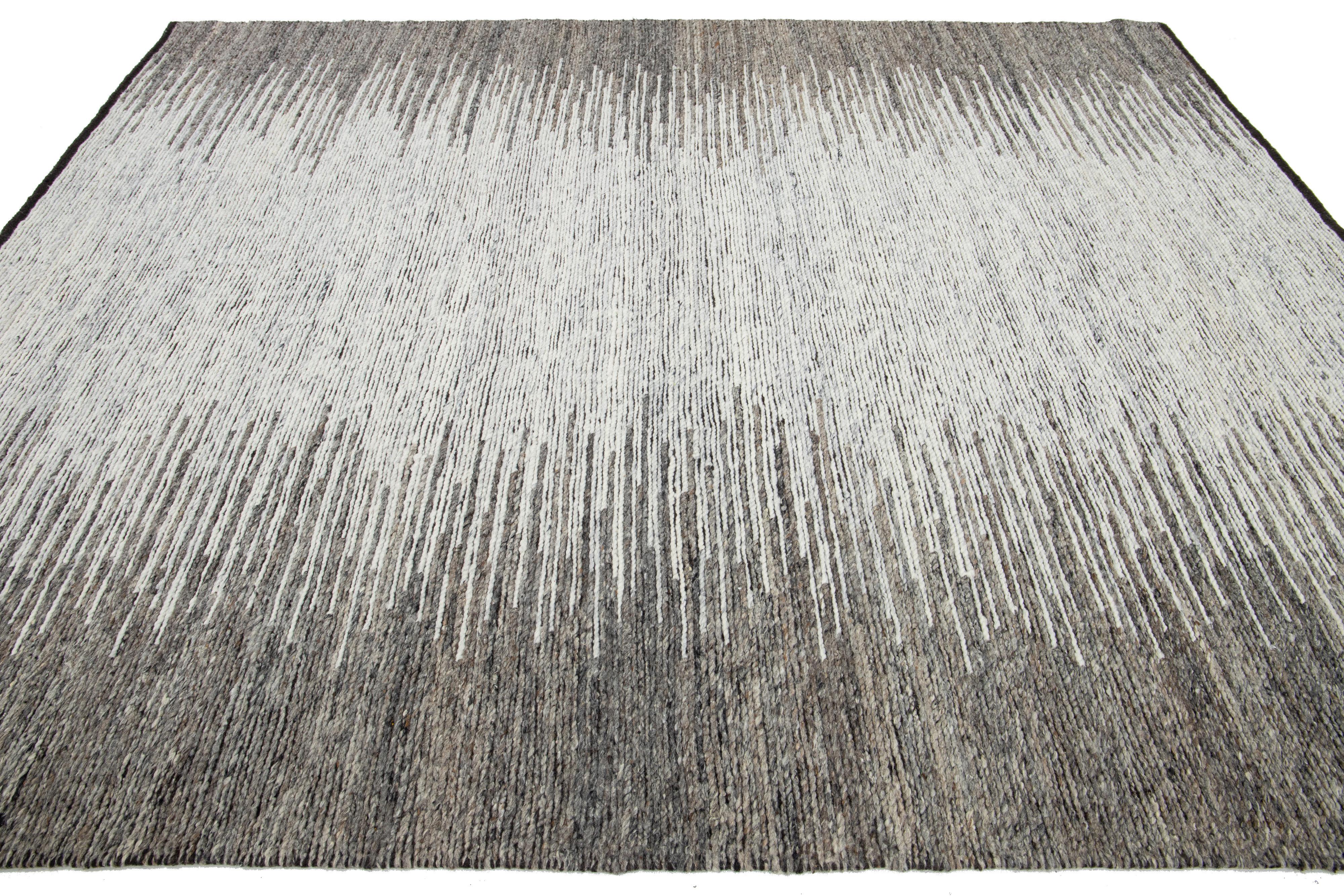 Handgeknüpfter moderner grauer Wollteppich mit abstraktem Design im Zustand „Neu“ im Angebot in Norwalk, CT