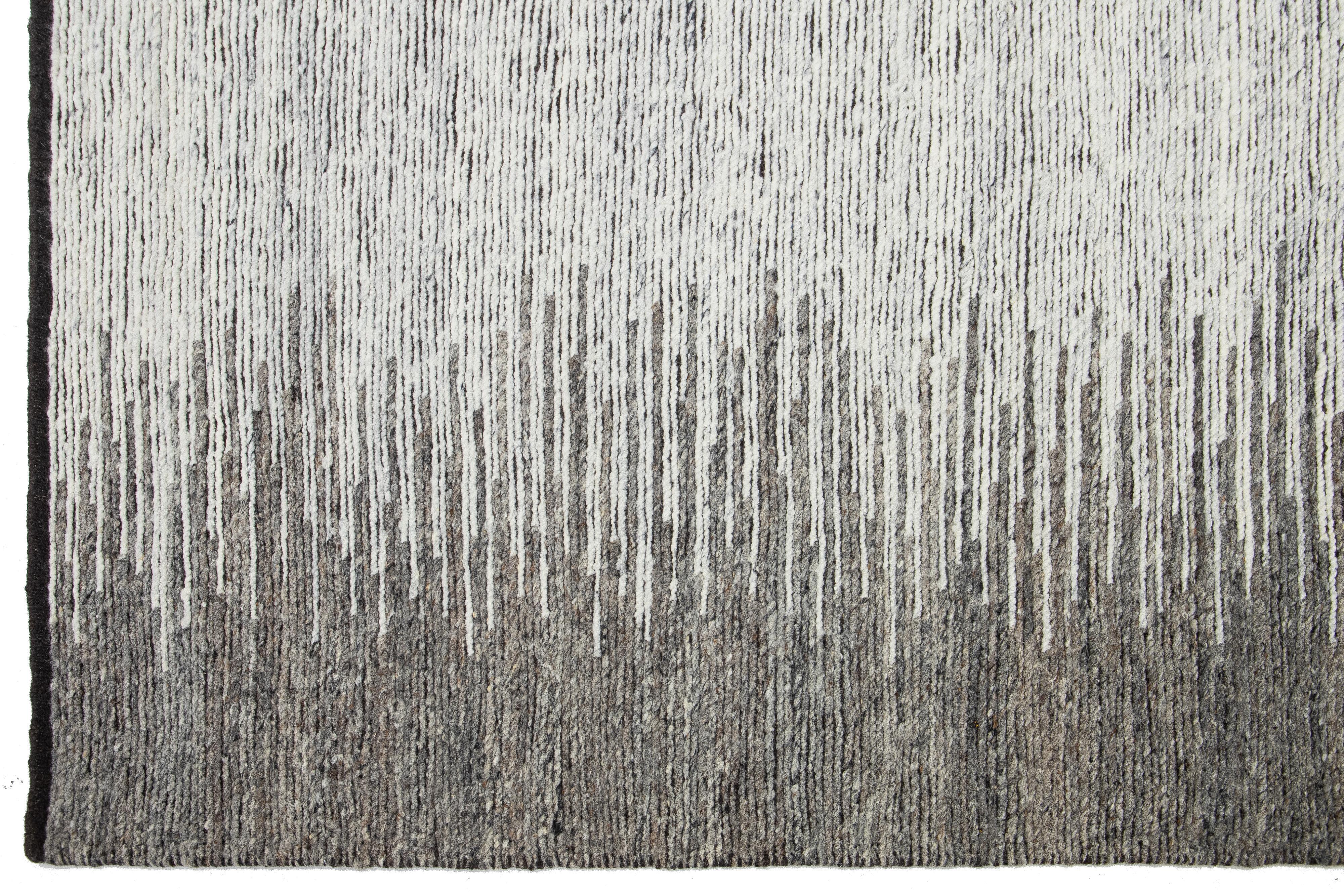 Handgeknüpfter moderner grauer Wollteppich mit abstraktem Design (21. Jahrhundert und zeitgenössisch) im Angebot