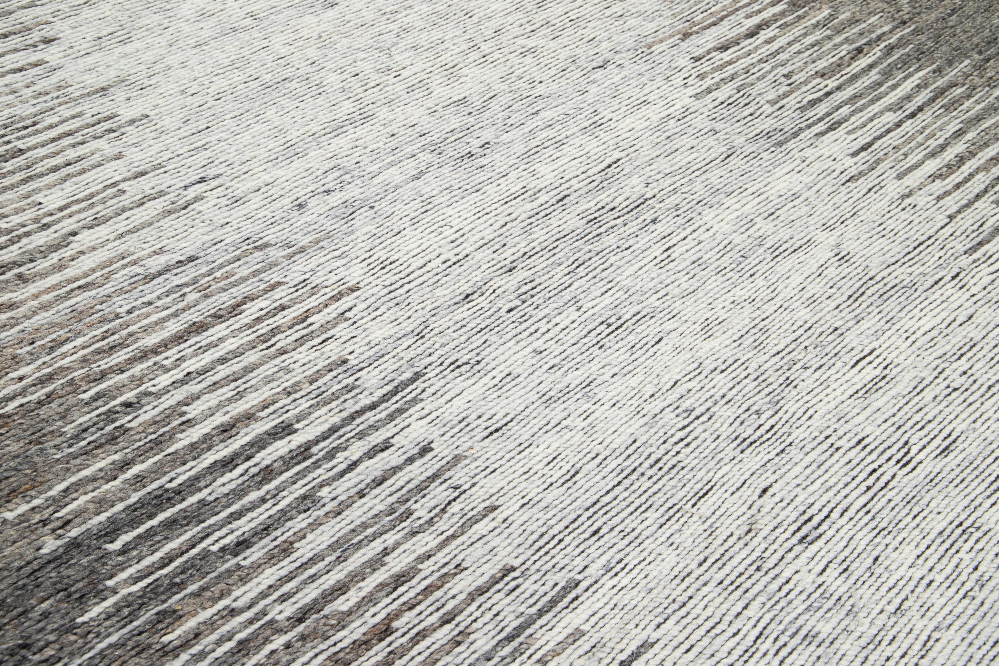 Handgeknüpfter moderner grauer Wollteppich mit abstraktem Design im Angebot 1