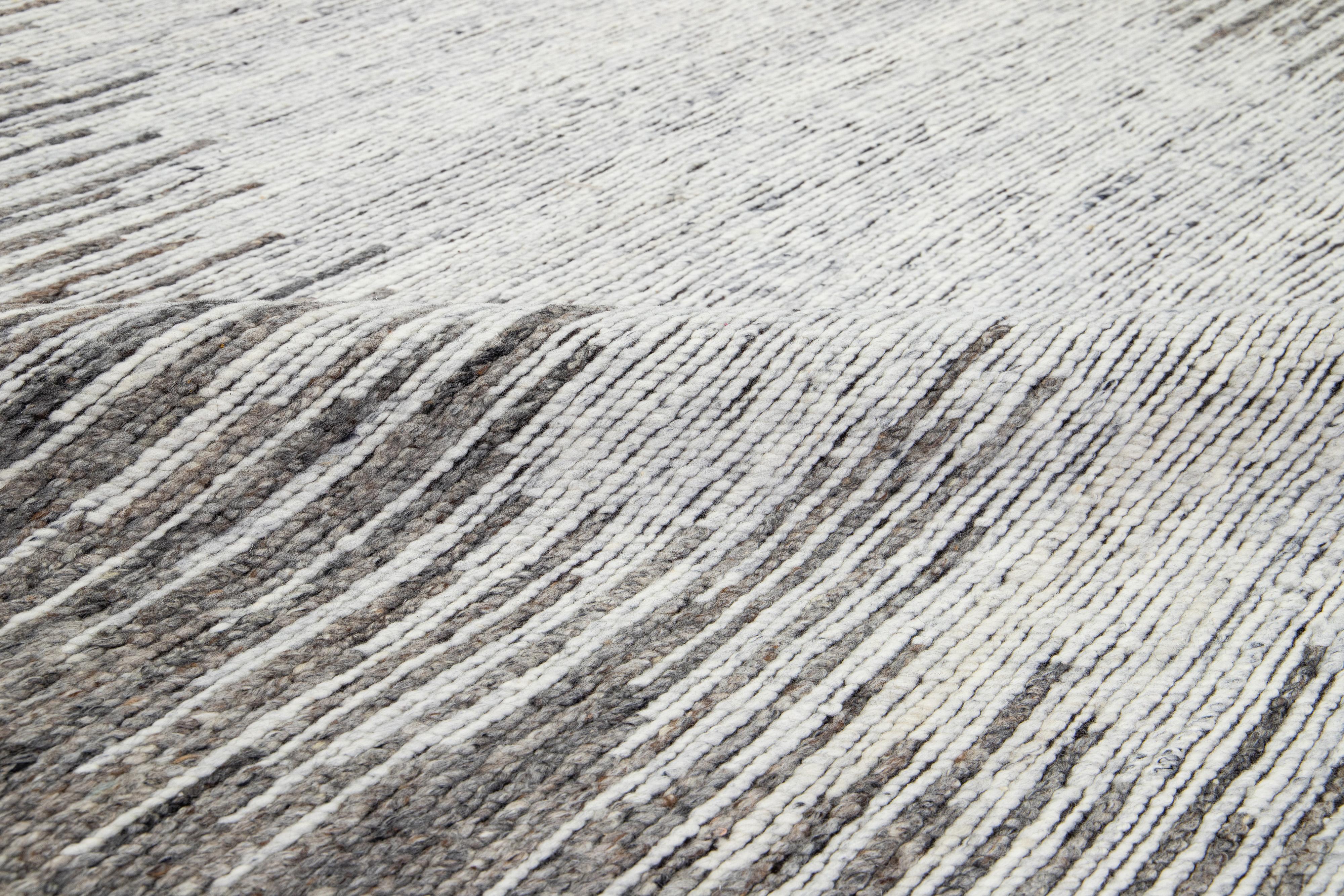 Handgeknüpfter moderner grauer Wollteppich mit abstraktem Design im Angebot 2