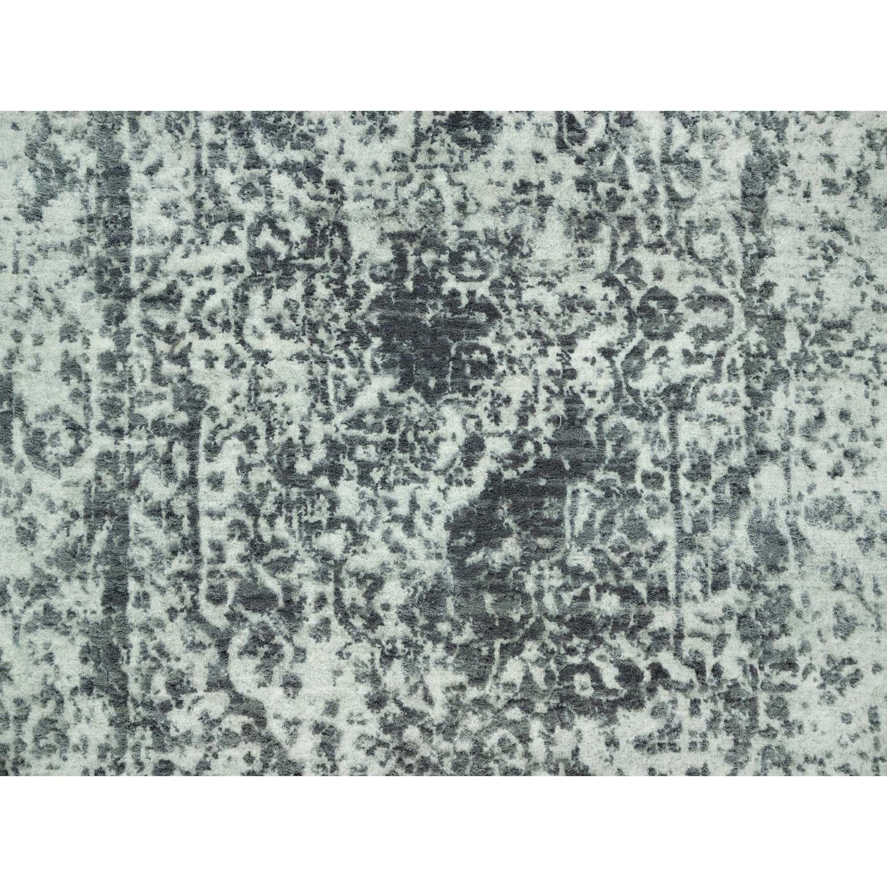 Grauer handgeknüpfter Teppich aus Wolle und Seide im persischen Design XL in Grau 2'6