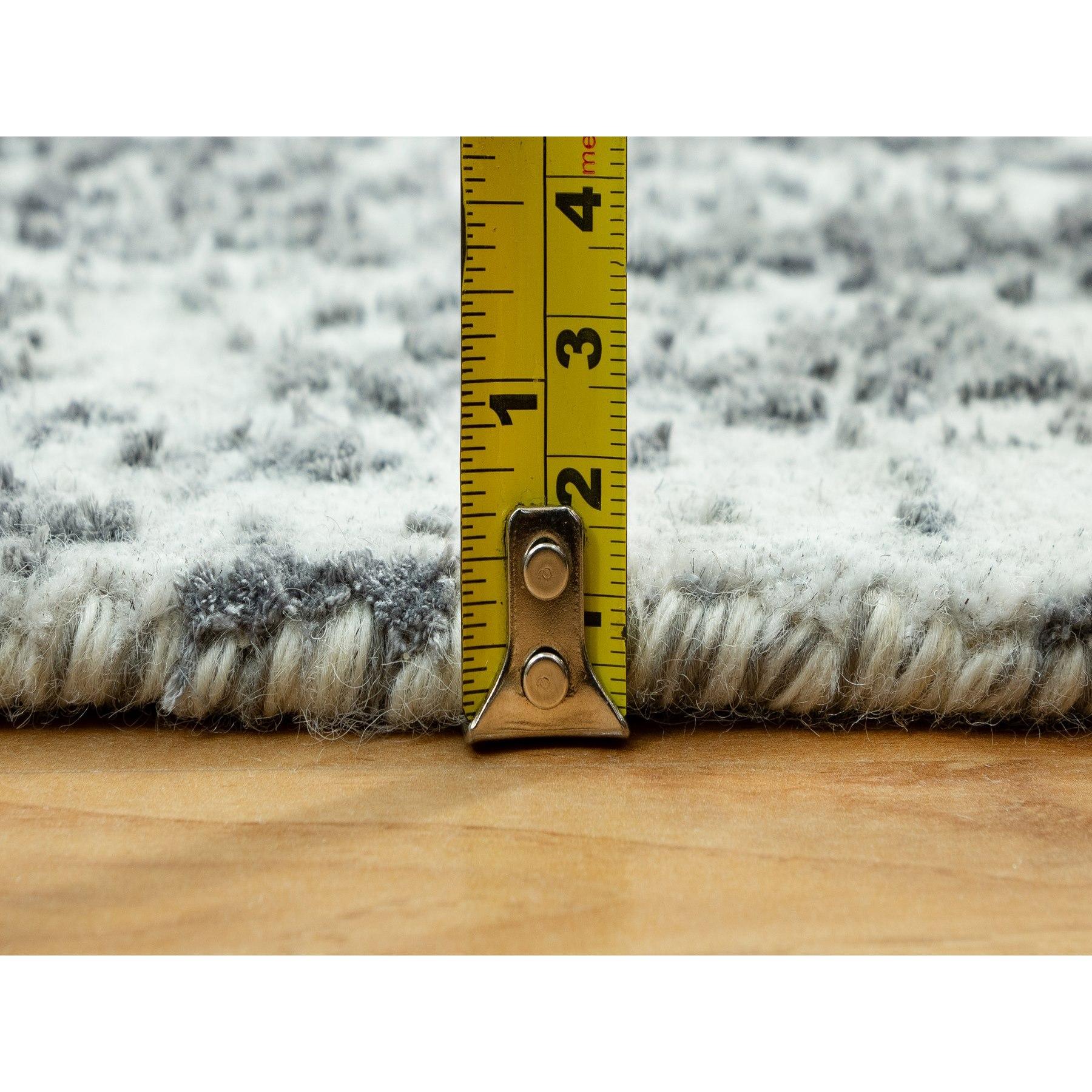 Grauer handgeknüpfter Teppich aus Wolle und Seide im persischen Design XL in Grau 2'6
