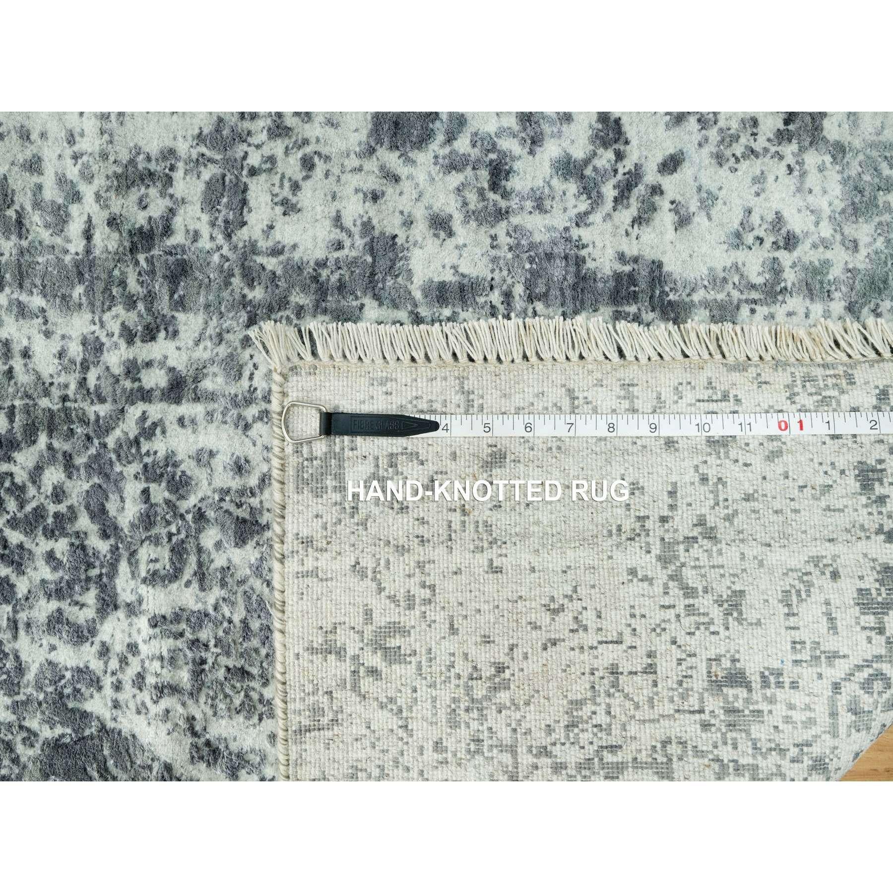 Grauer handgeknüpfter Teppich aus Wolle und Seide im persischen Design XL in Grau 2'6