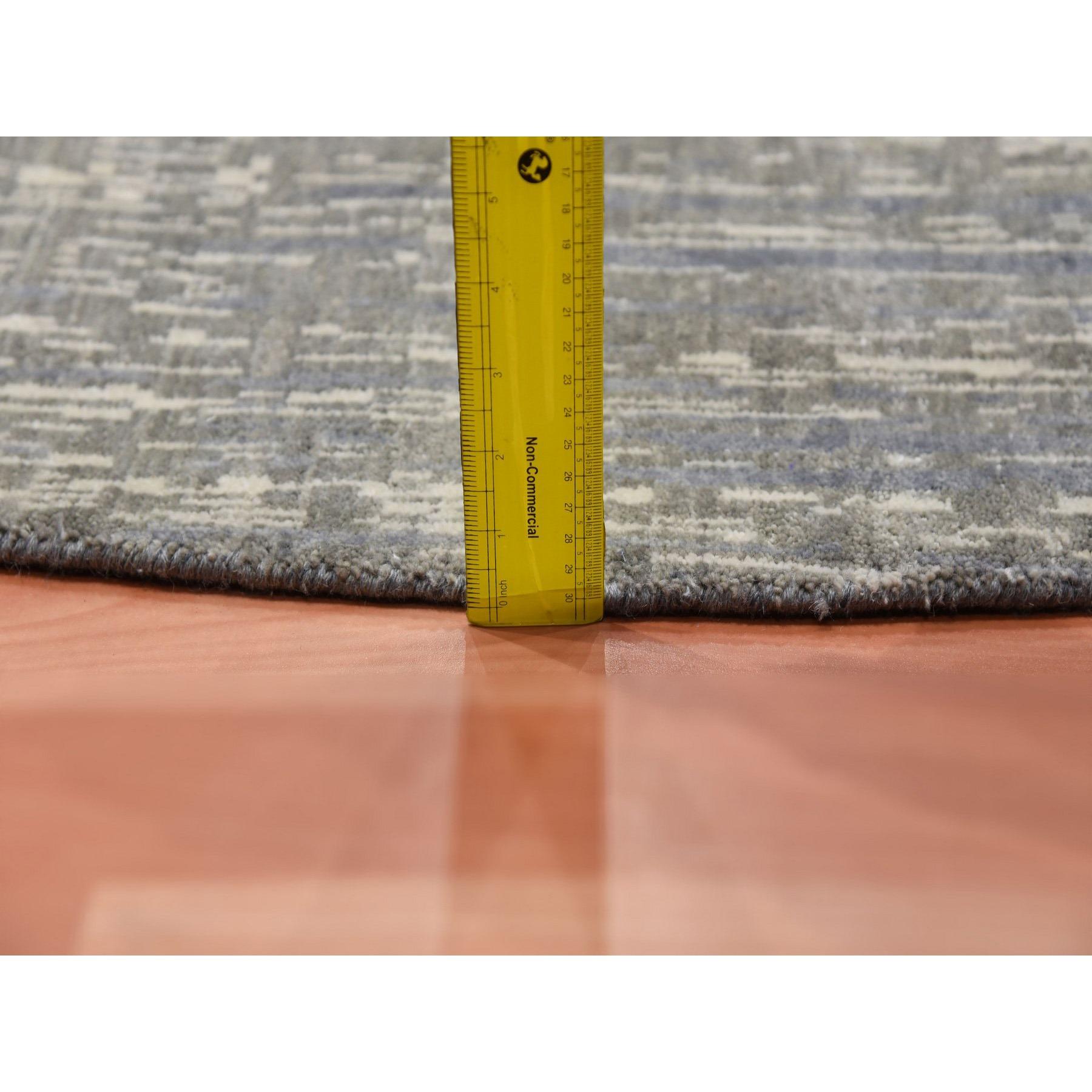 Tappeto orientale rotondo grigio annodato a mano in pura lana con un design moderno e di tendenza 12'1