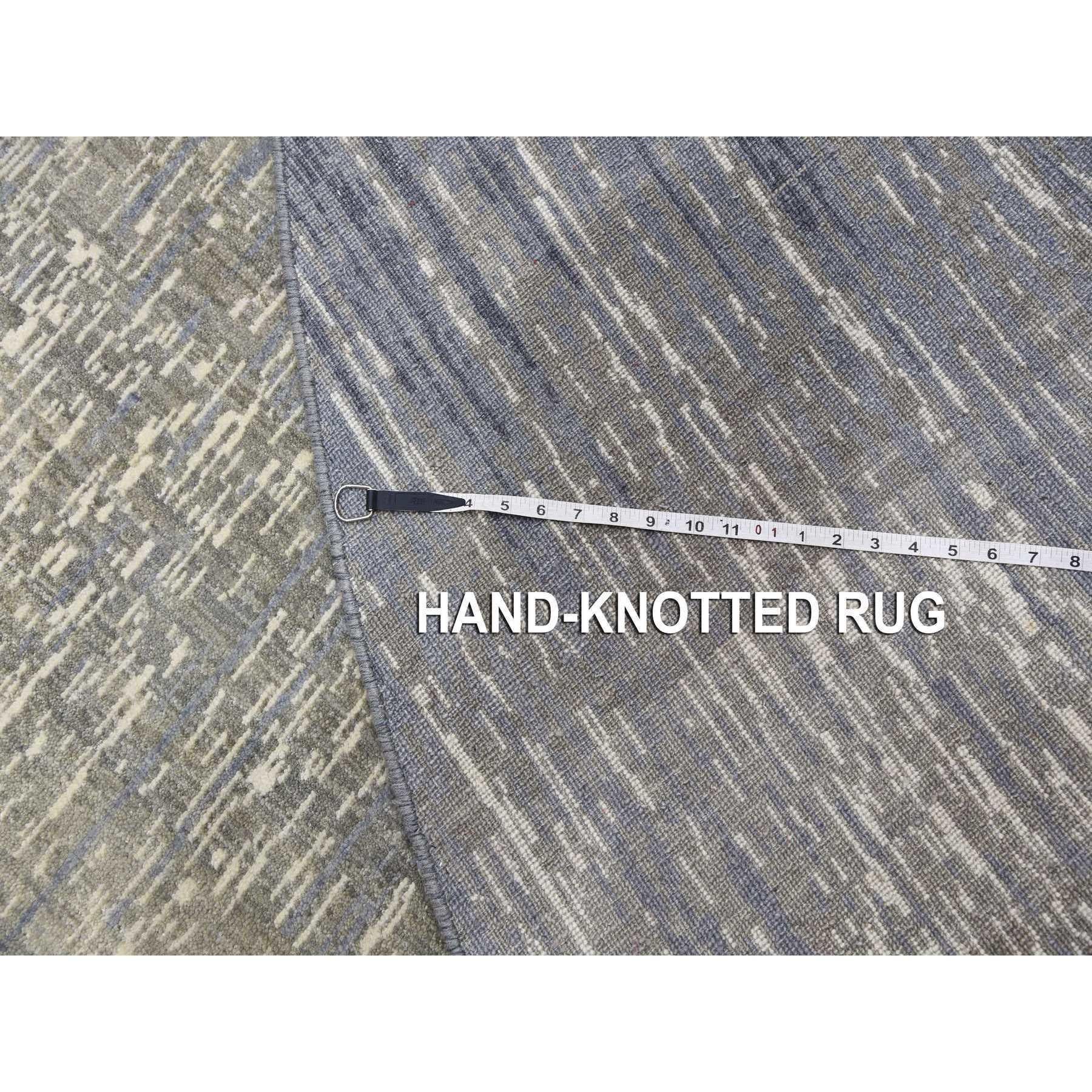 Tappeto orientale rotondo grigio annodato a mano in pura lana con un design moderno e di tendenza 12'1