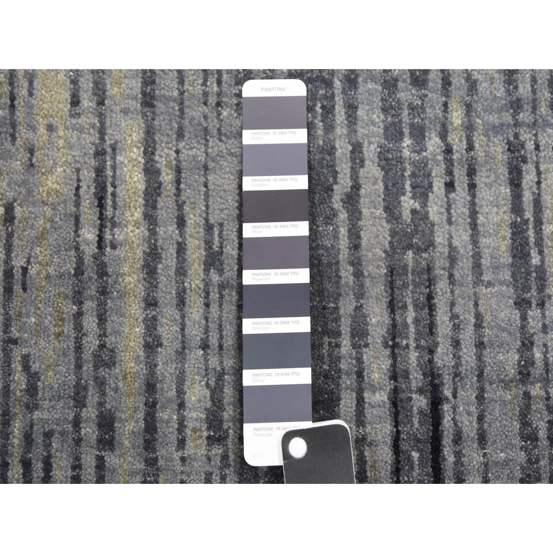 XXI secolo e contemporaneo Tappeto orientale rotondo grigio annodato a mano in pura lana con un design moderno e di tendenza 12'1