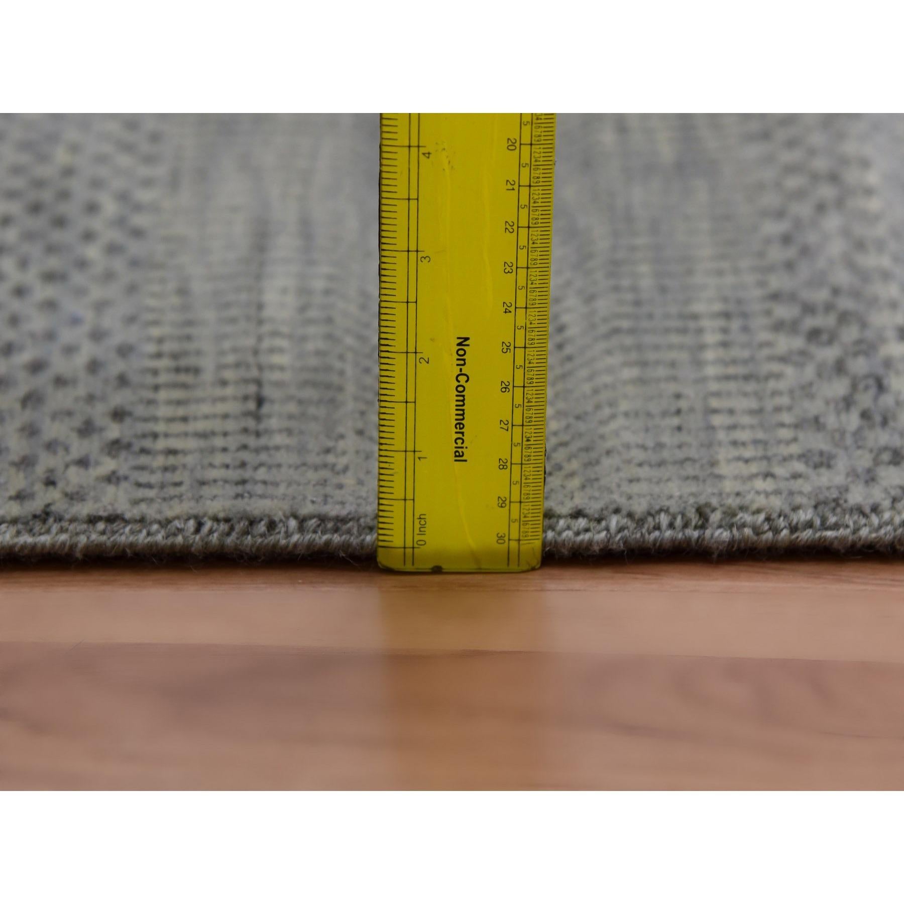 Grauer handgeknüpfter Teppich aus reiner Wolle mit Denser-Gewebe in Grau, Tone auf Tone in Gras-Design im Angebot 4
