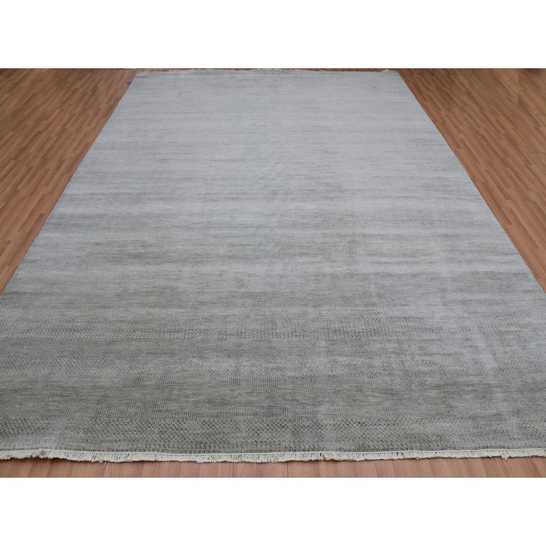 Grauer handgeknüpfter Teppich aus reiner Wolle mit Denser-Gewebe in Grau, Tone auf Tone in Gras-Design (Moderne) im Angebot