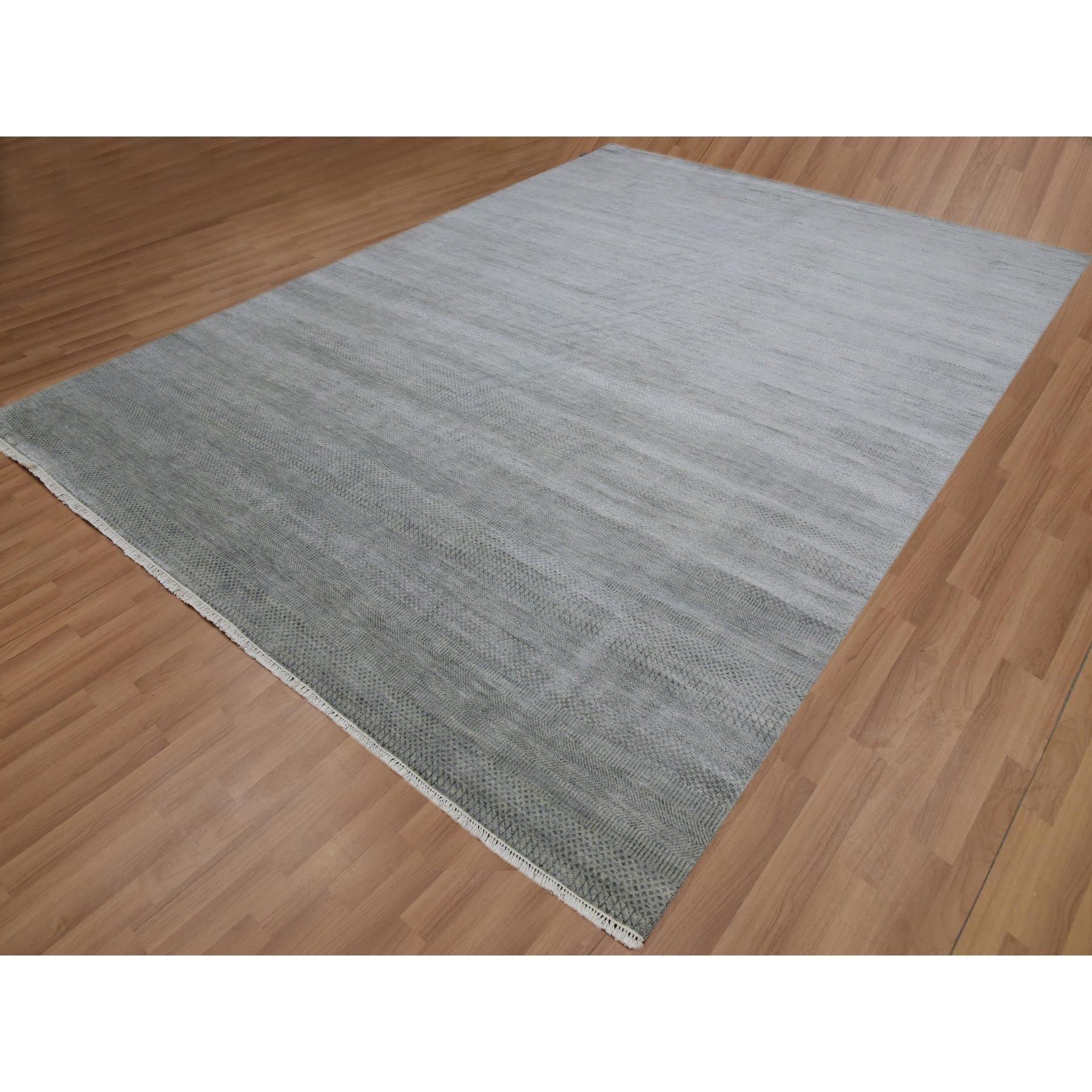 Grauer handgeknüpfter Teppich aus reiner Wolle mit Denser-Gewebe in Grau, Tone auf Tone in Gras-Design (Indisch) im Angebot