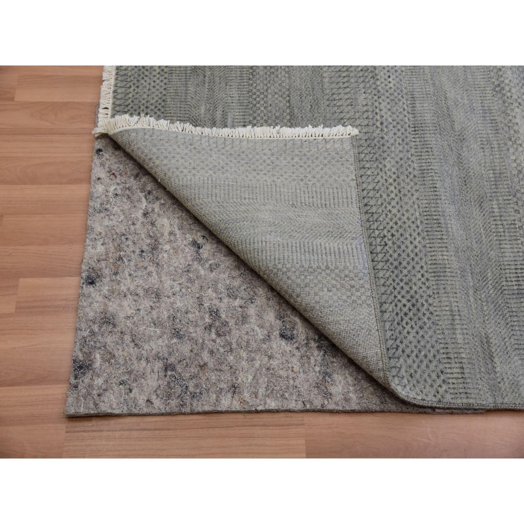 Grauer handgeknüpfter Teppich aus reiner Wolle mit Denser-Gewebe in Grau, Tone auf Tone in Gras-Design (Handgeknüpft) im Angebot