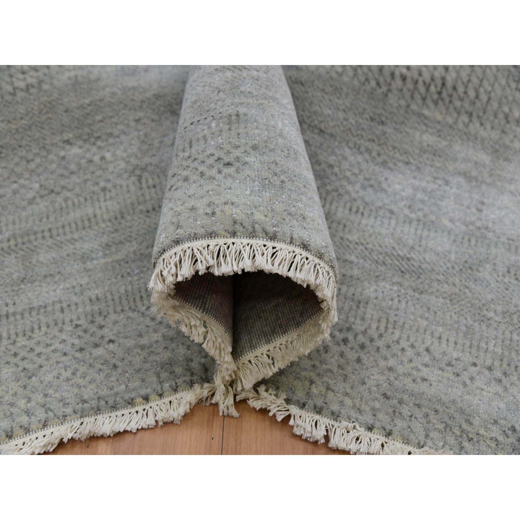 Grauer handgeknüpfter Teppich aus reiner Wolle mit Denser-Gewebe in Grau, Tone auf Tone in Gras-Design im Zustand „Neu“ im Angebot in Carlstadt, NJ