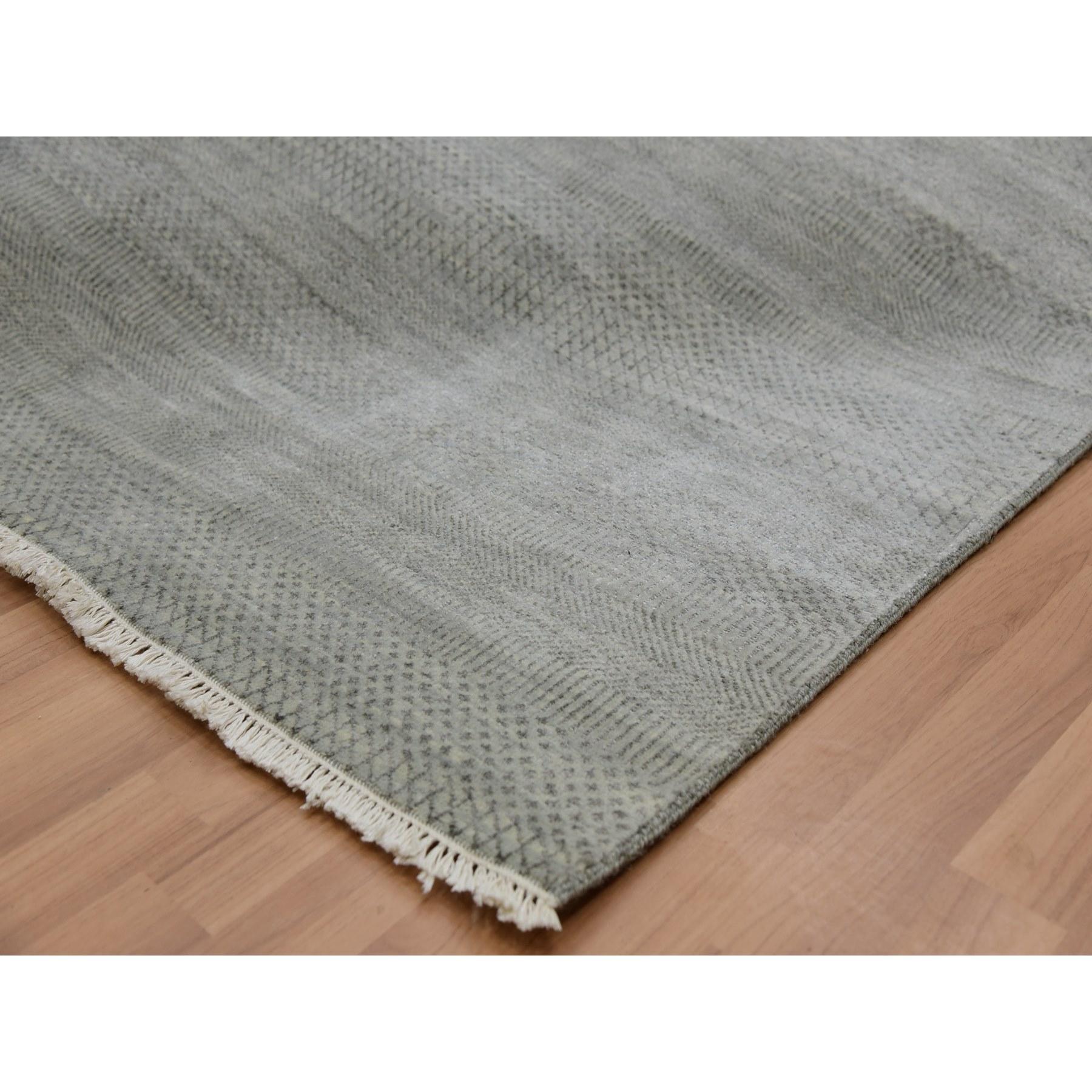 Grauer handgeknüpfter Teppich aus reiner Wolle mit Denser-Gewebe in Grau, Tone auf Tone in Gras-Design (21. Jahrhundert und zeitgenössisch) im Angebot
