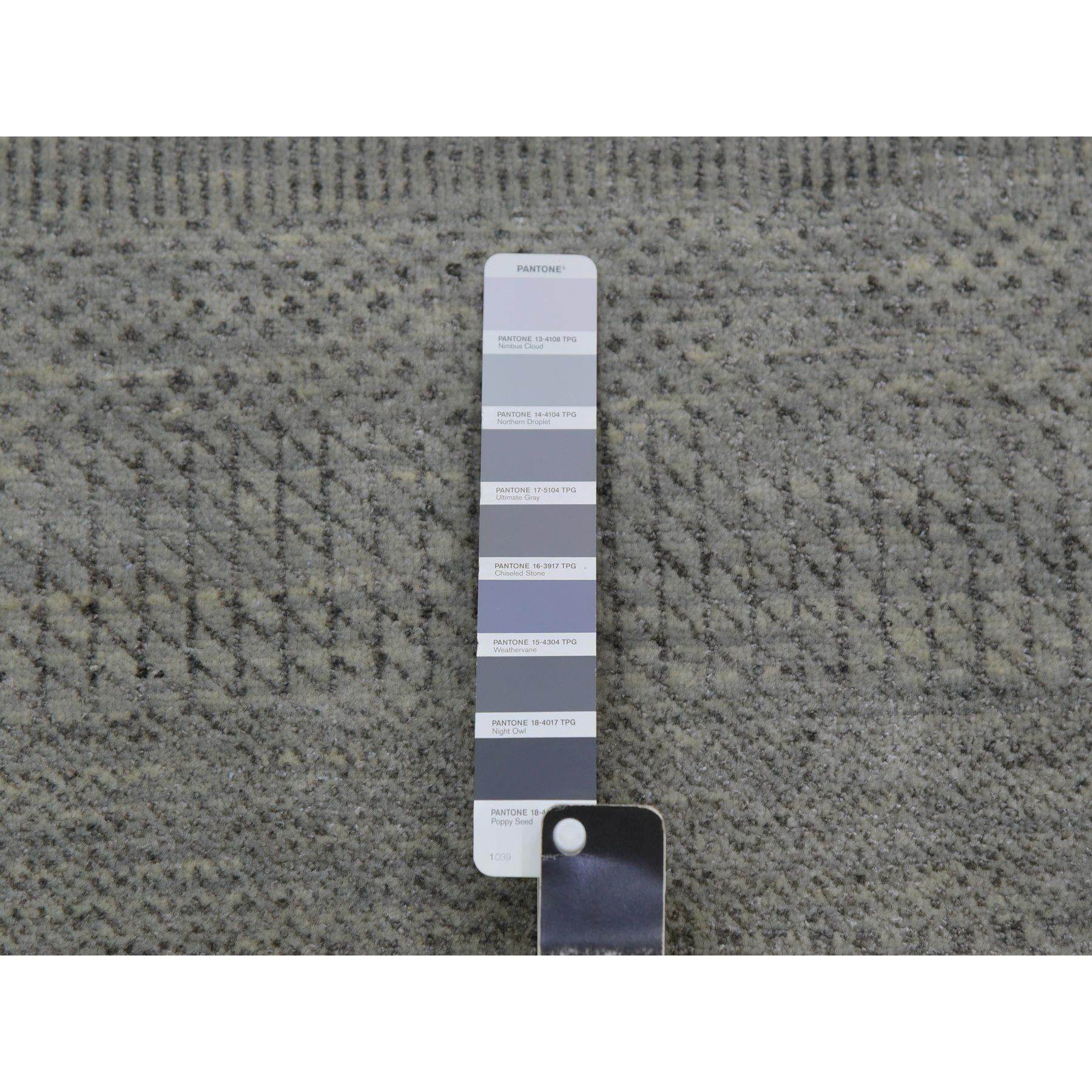 Grauer handgeknüpfter Teppich aus reiner Wolle mit Denser-Gewebe in Grau, Tone auf Tone in Gras-Design im Angebot 1