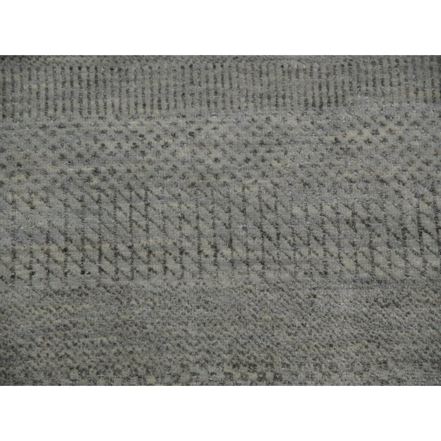 Grauer handgeknüpfter Teppich aus reiner Wolle mit Denser-Gewebe in Grau, Tone auf Tone in Gras-Design im Angebot 2