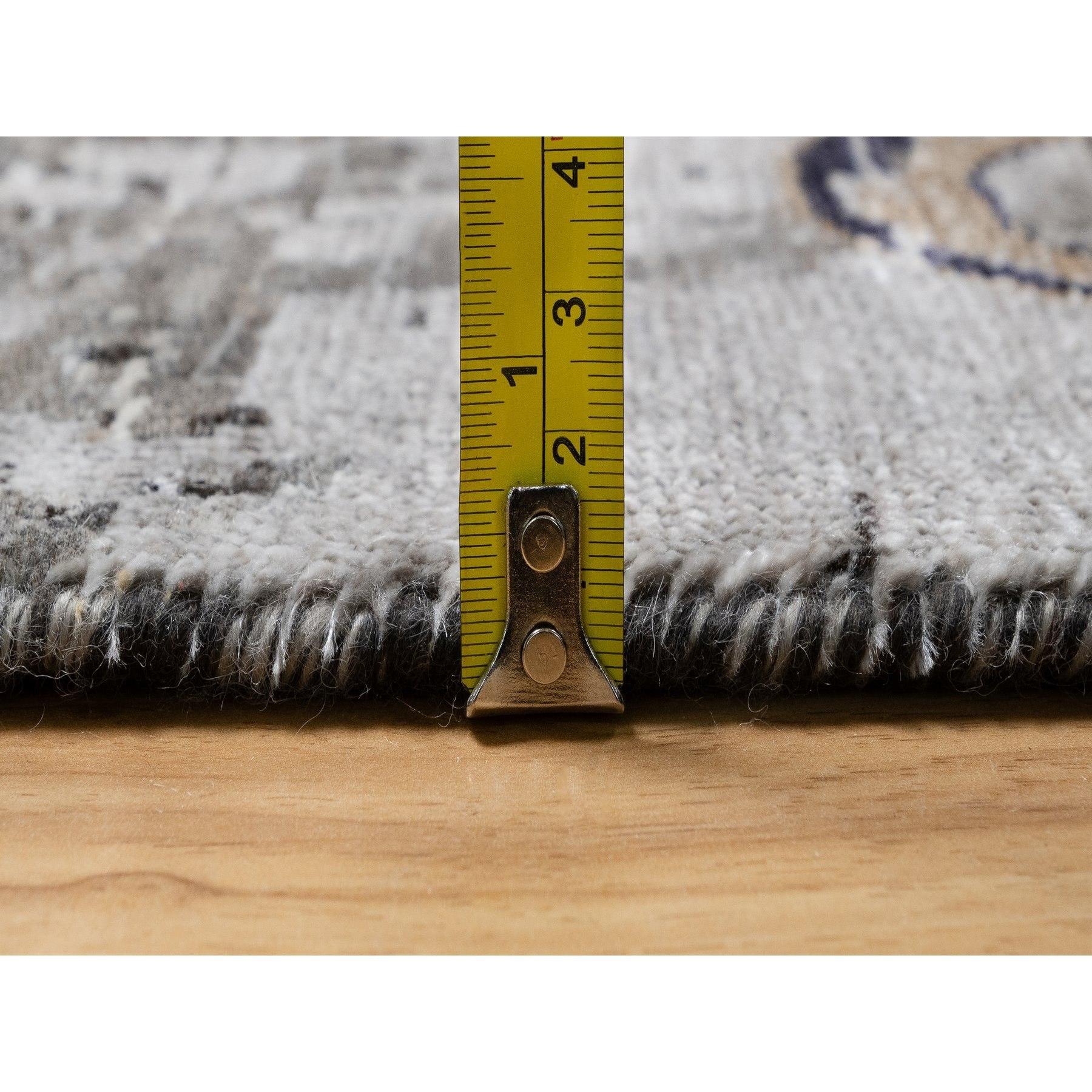 Grauer handgeknüpfter Orientteppich aus Seide mit Übergangsdesign und Wolle in Grau 10' x 14'0