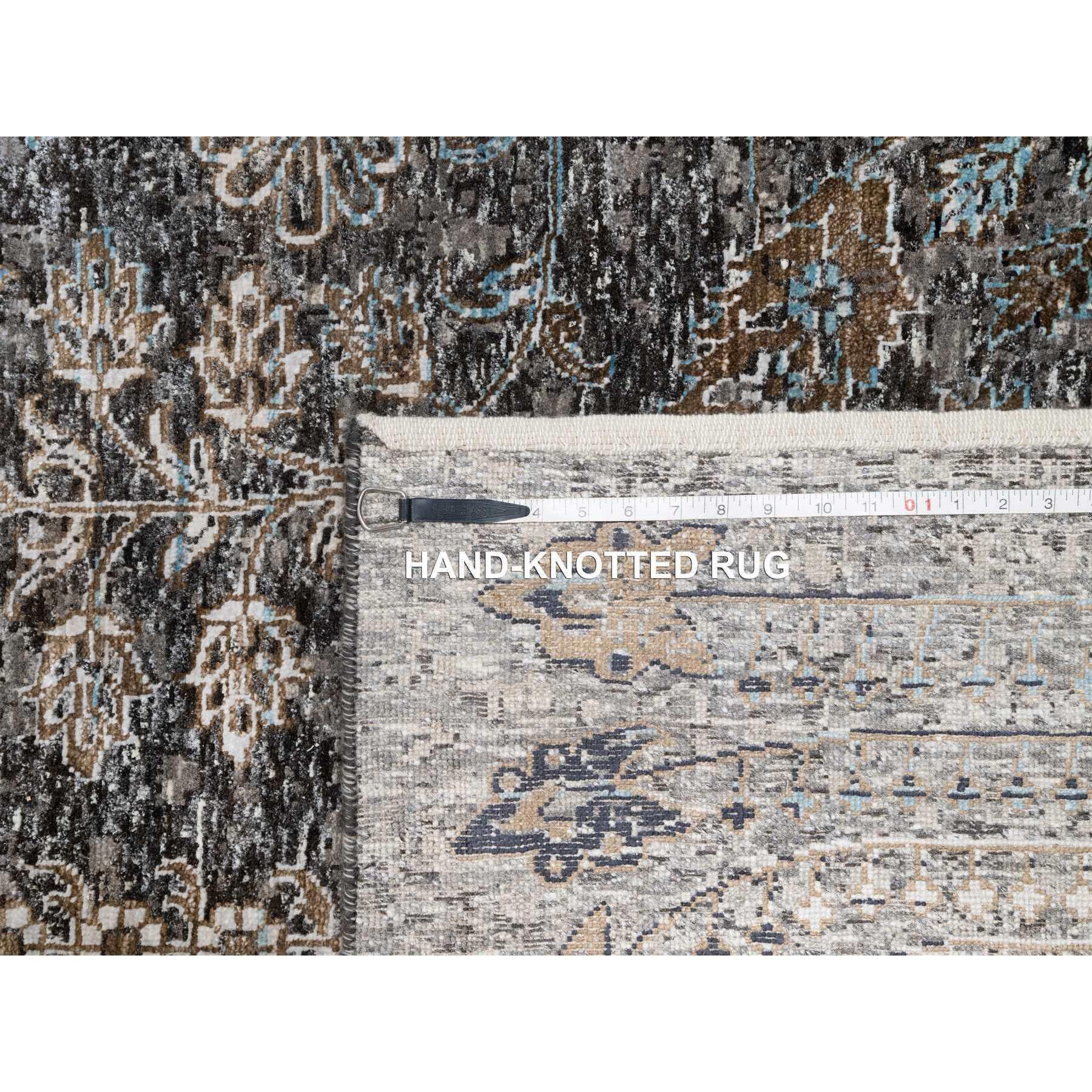Grauer handgeknüpfter Orientteppich aus Seide mit Übergangsdesign und Wolle in Grau 10' x 14'0