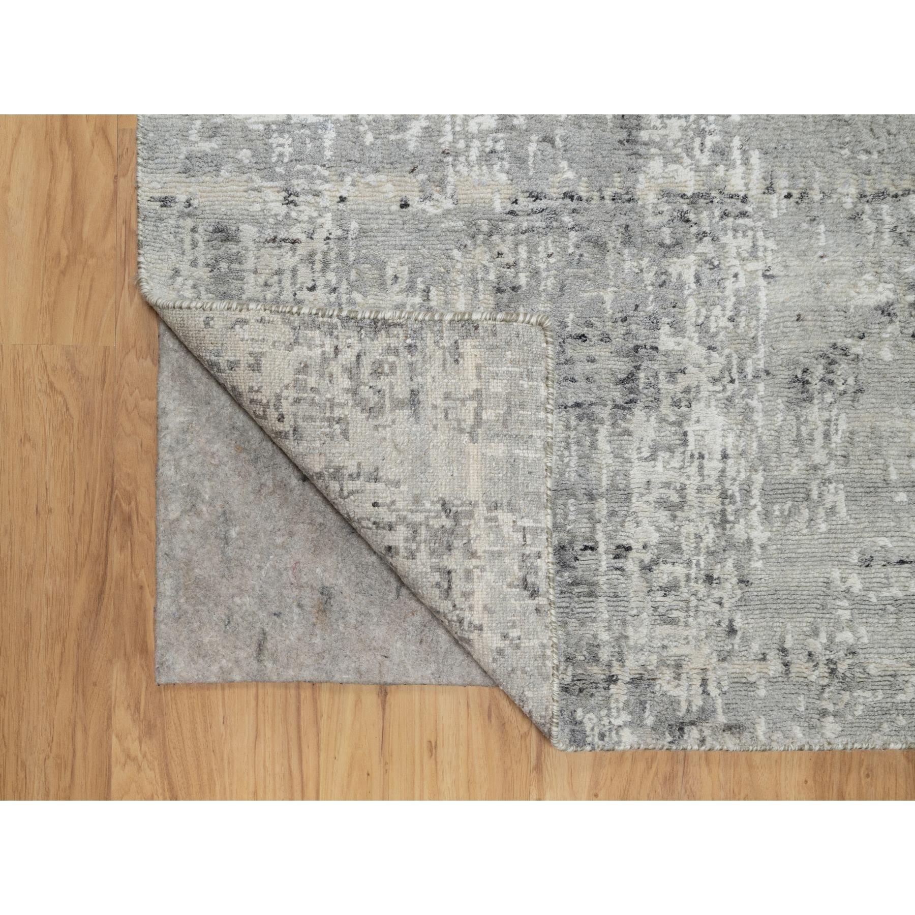 Grauer handgeknüpfter, unbefärbter, moderner XL-Läufer aus natürlicher Wolle in Grau mit modernem Design 2'6