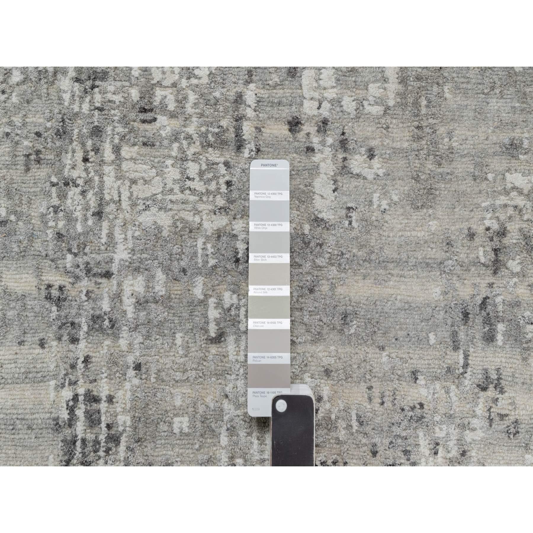 Grauer handgeknüpfter, unbefärbter, moderner XL-Läufer aus natürlicher Wolle in Grau mit modernem Design 2'6