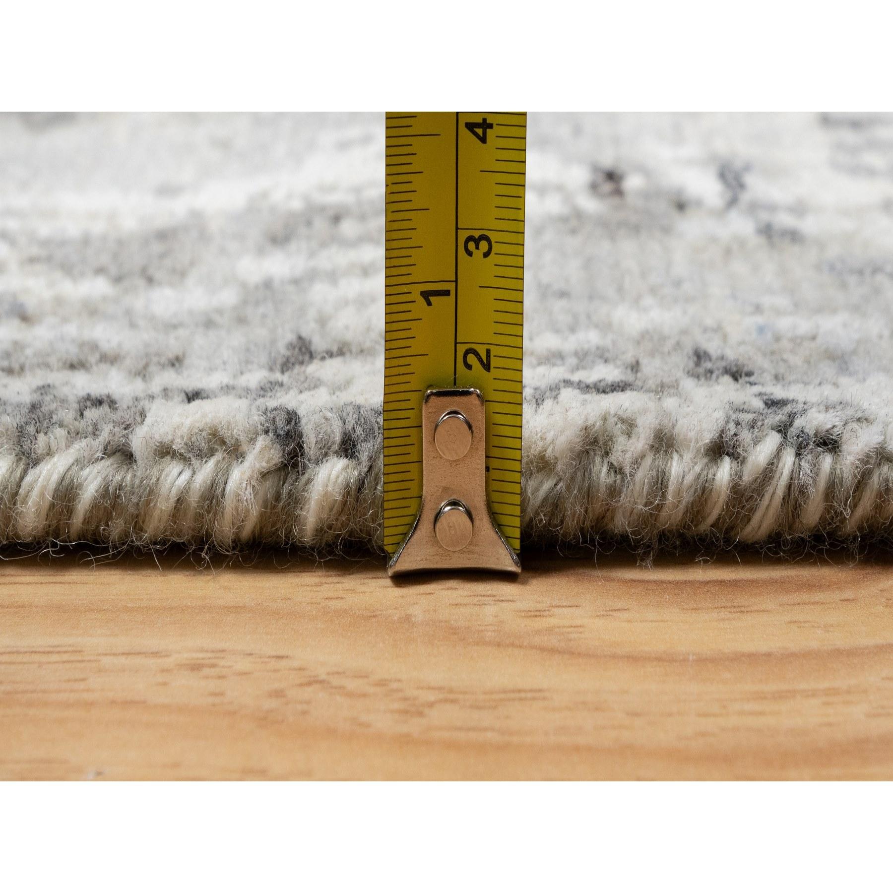Grauer handgeknüpfter, unbefärbter, moderner XL-Läufer aus natürlicher Wolle in Grau mit modernem Design 2'6