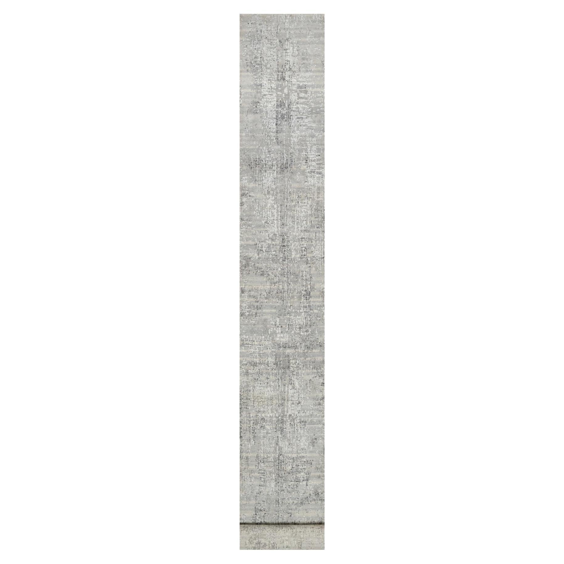 Tapis de course XL en laine naturelle non teintée grise nouée à la main, Design Modernity 2'6" x 26'0"