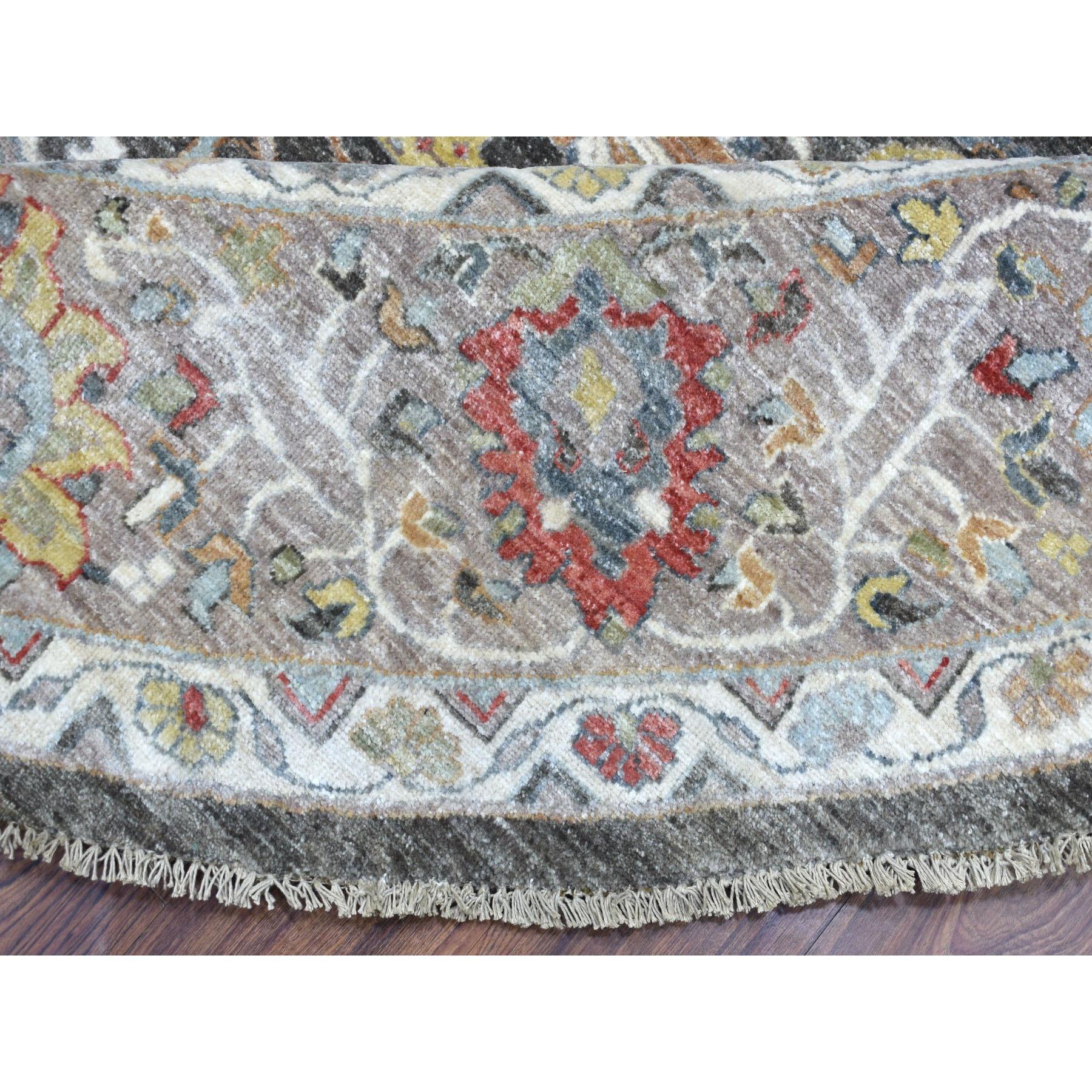 Grauer handgeknüpfter, lebhafter, runder Teppich aus reiner Wolle aus Peshawar in Grau 10'7