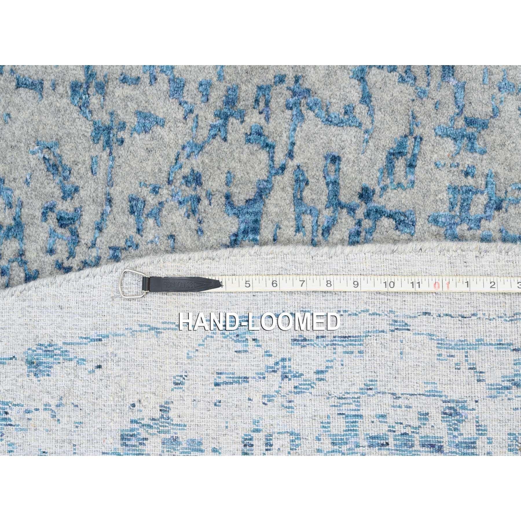 Tappeto rotondo grigio lavorato a mano in lana finemente jacquard e seta a base vegetale 12'0