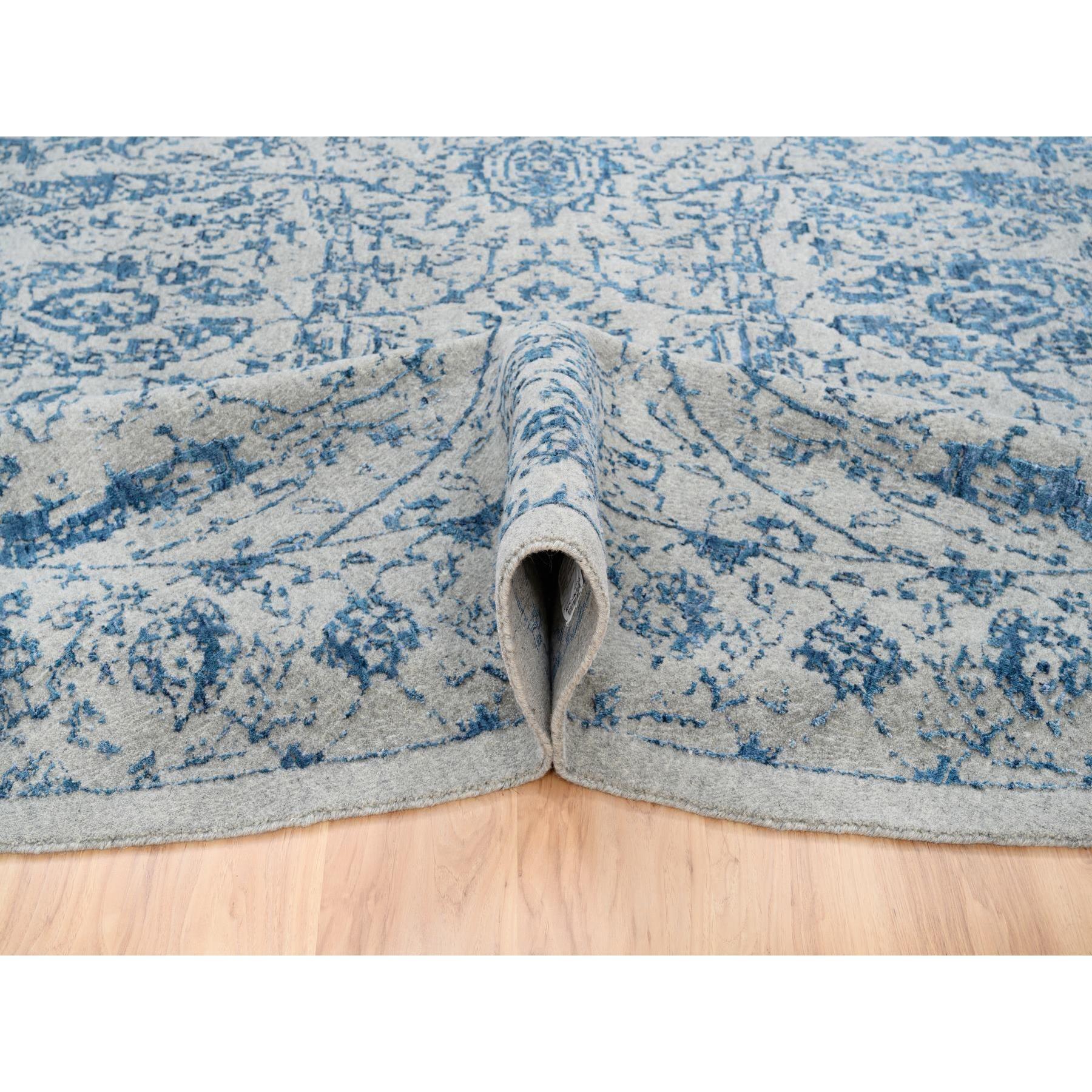 Tappeto rotondo grigio lavorato a mano in lana finemente jacquard e seta a base vegetale 12'0