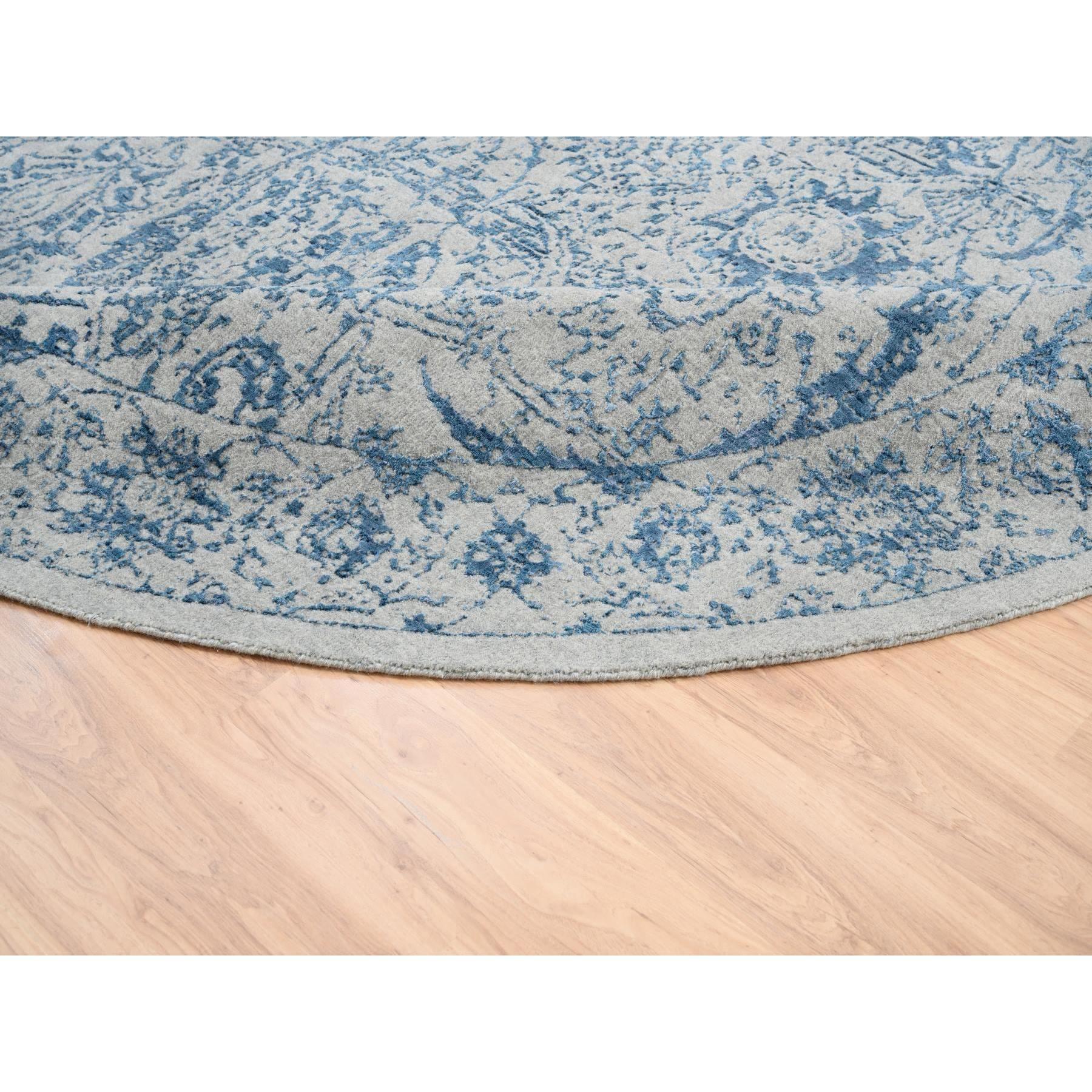 XXI secolo e contemporaneo Tappeto rotondo grigio lavorato a mano in lana finemente jacquard e seta a base vegetale 12'0