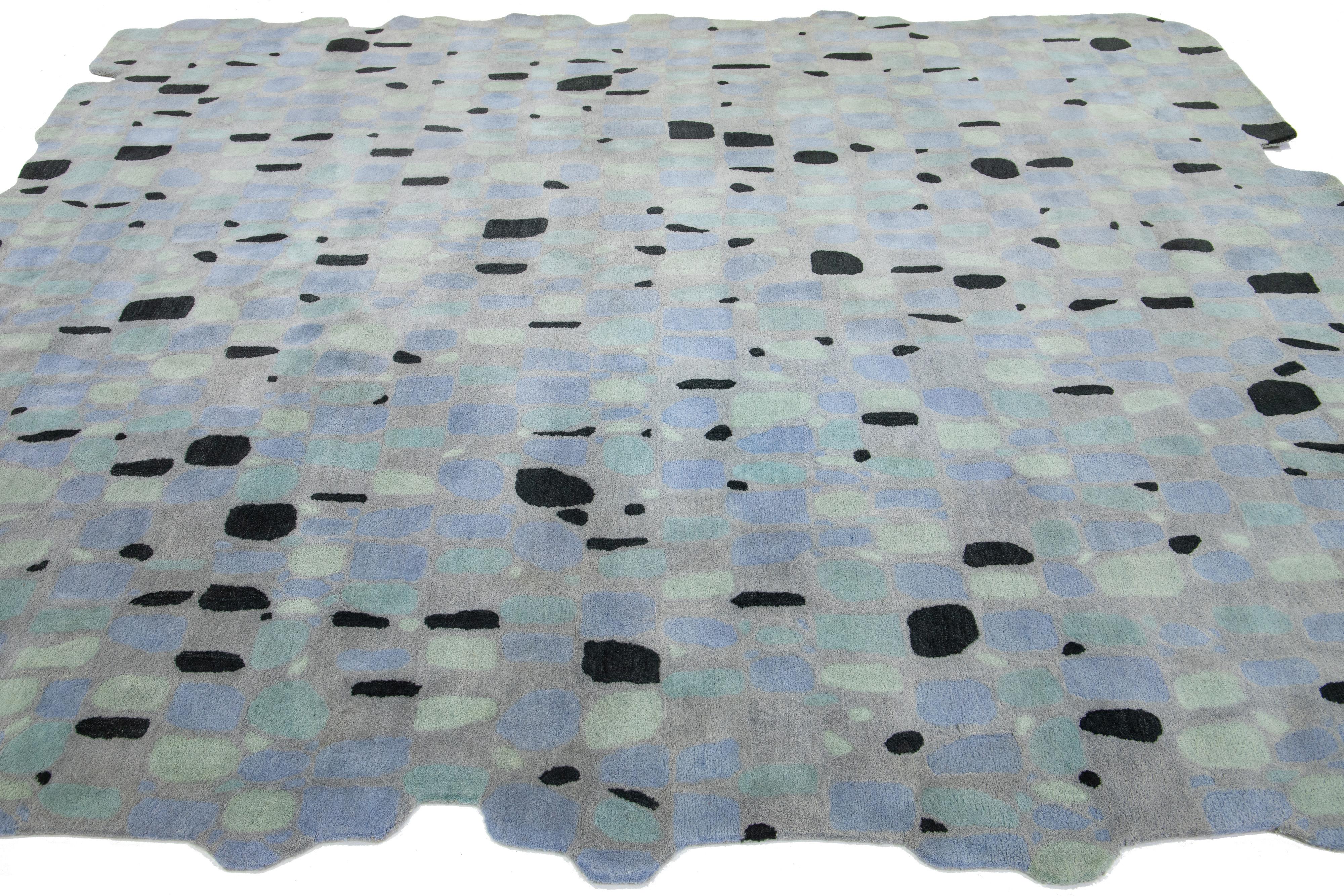 Hand-Knotted Gray Hand-Tufted Modern Wool Rug with Abstract Pattern By Apadana For Sale