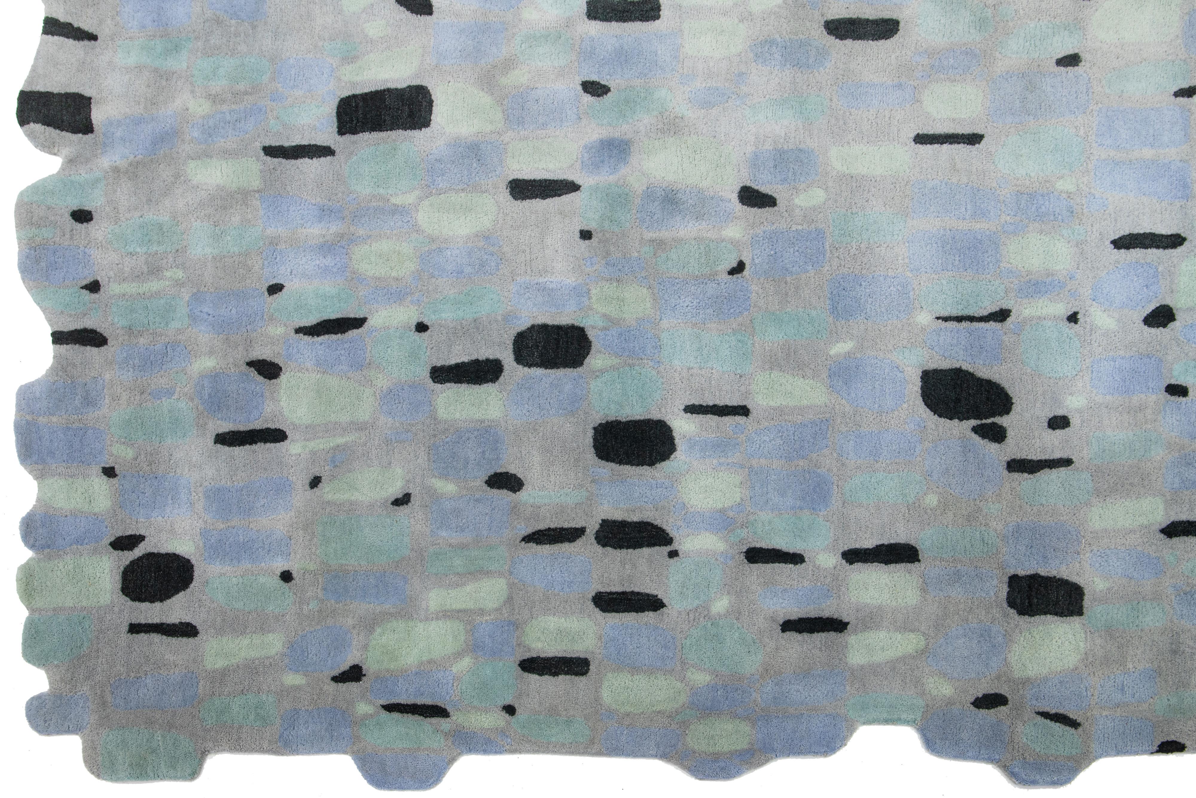 Grauer handgetufteter moderner Wollteppich mit abstraktem Muster von Apadana (Handgeknüpft) im Angebot