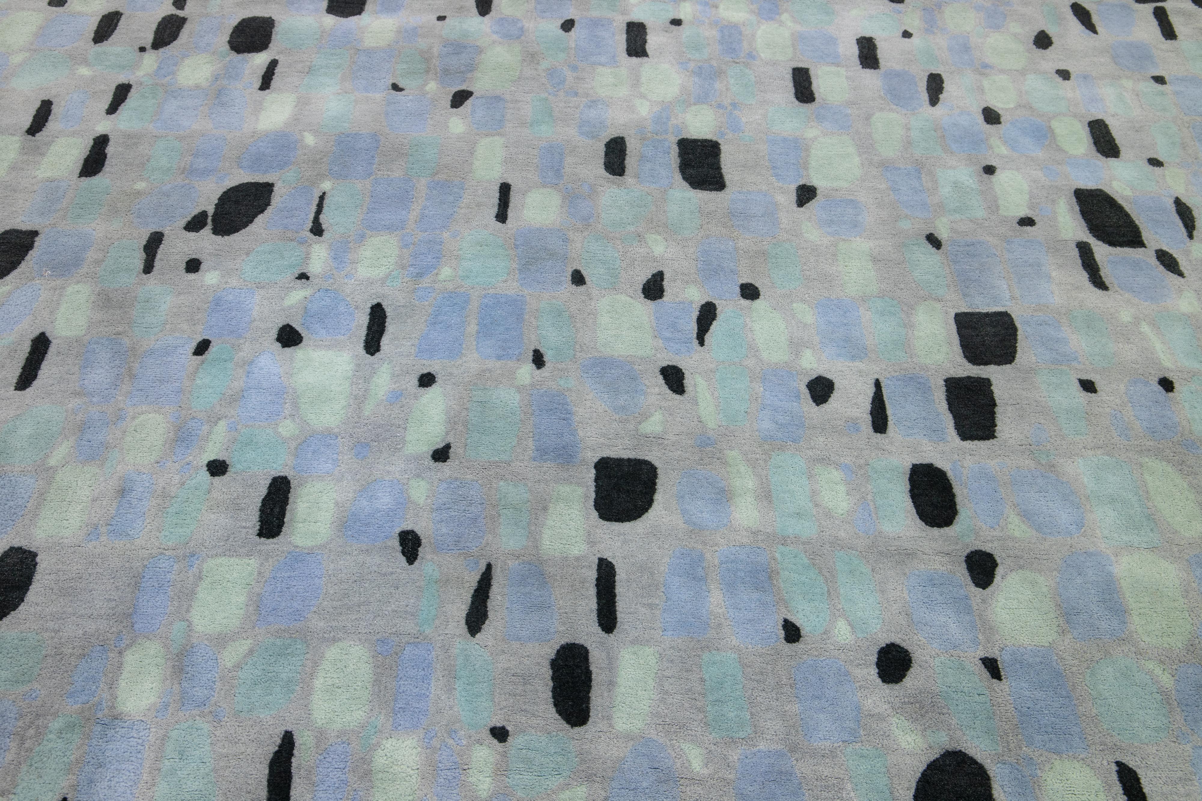 Grauer handgetufteter moderner Wollteppich mit abstraktem Muster von Apadana im Zustand „Neu“ im Angebot in Norwalk, CT