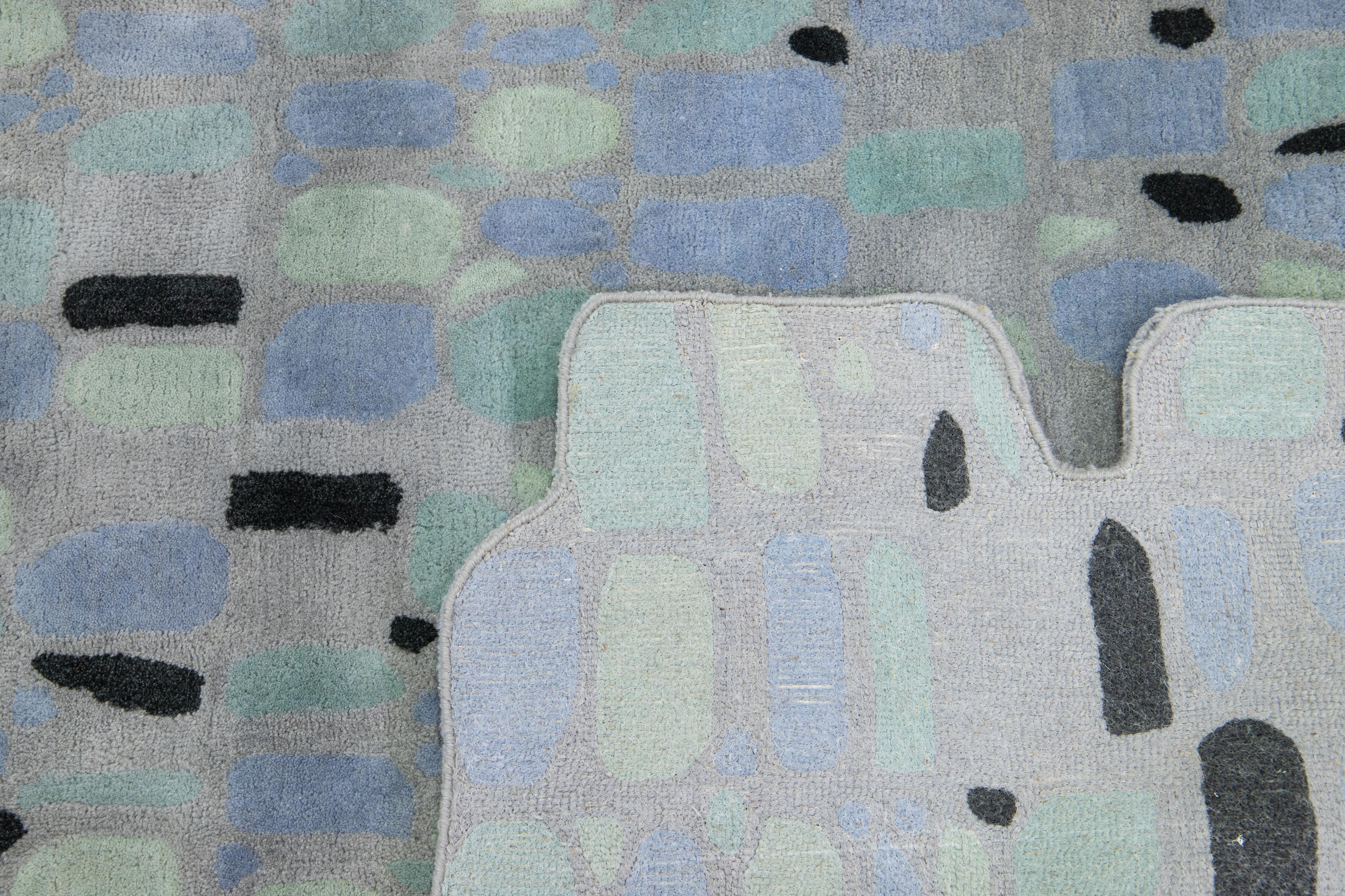 Grauer handgetufteter moderner Wollteppich mit abstraktem Muster von Apadana (Wolle) im Angebot