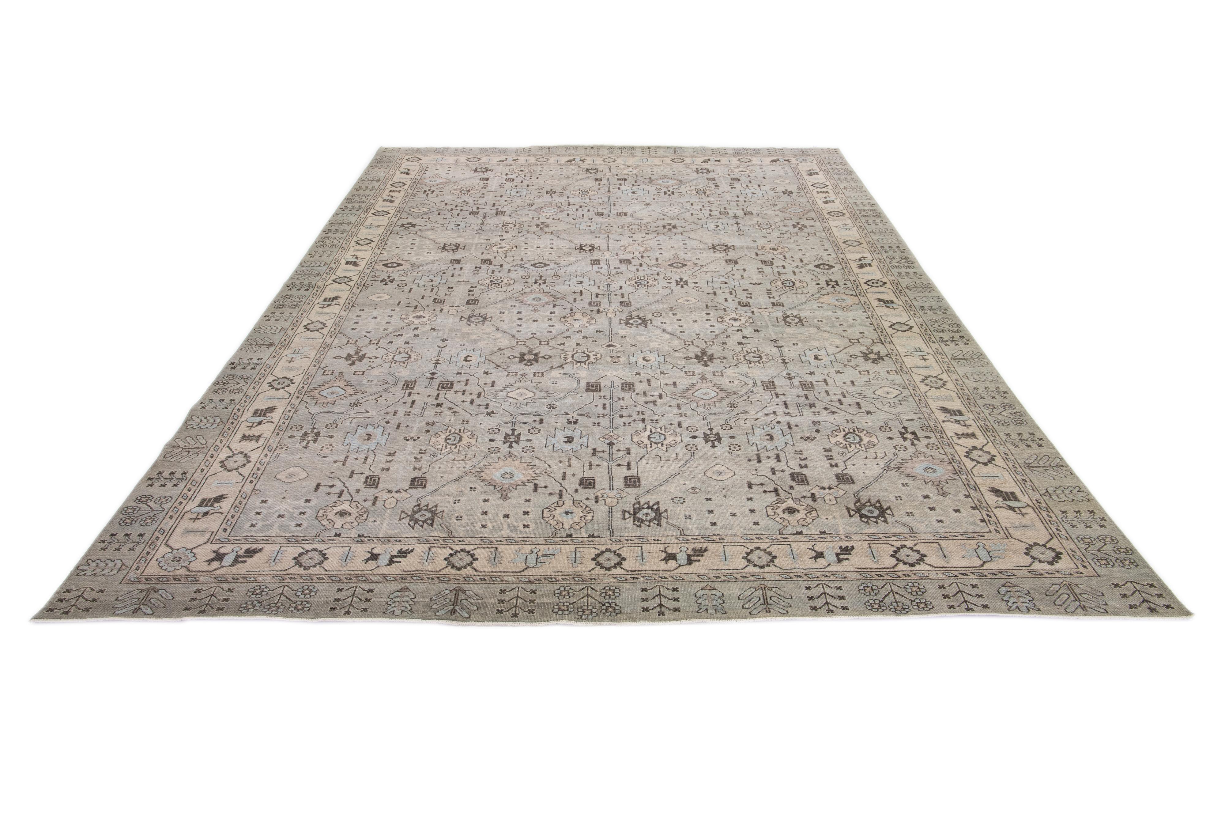 Ein Teppich aus Khotan-Wolle in einem grauen Farbfeld mit geometrischen Mustern allover. Dieses handgeknüpfte moderne Stück hat blaue und graue Akzente, die das Design ergänzen.

Dieser Teppich misst 11'9