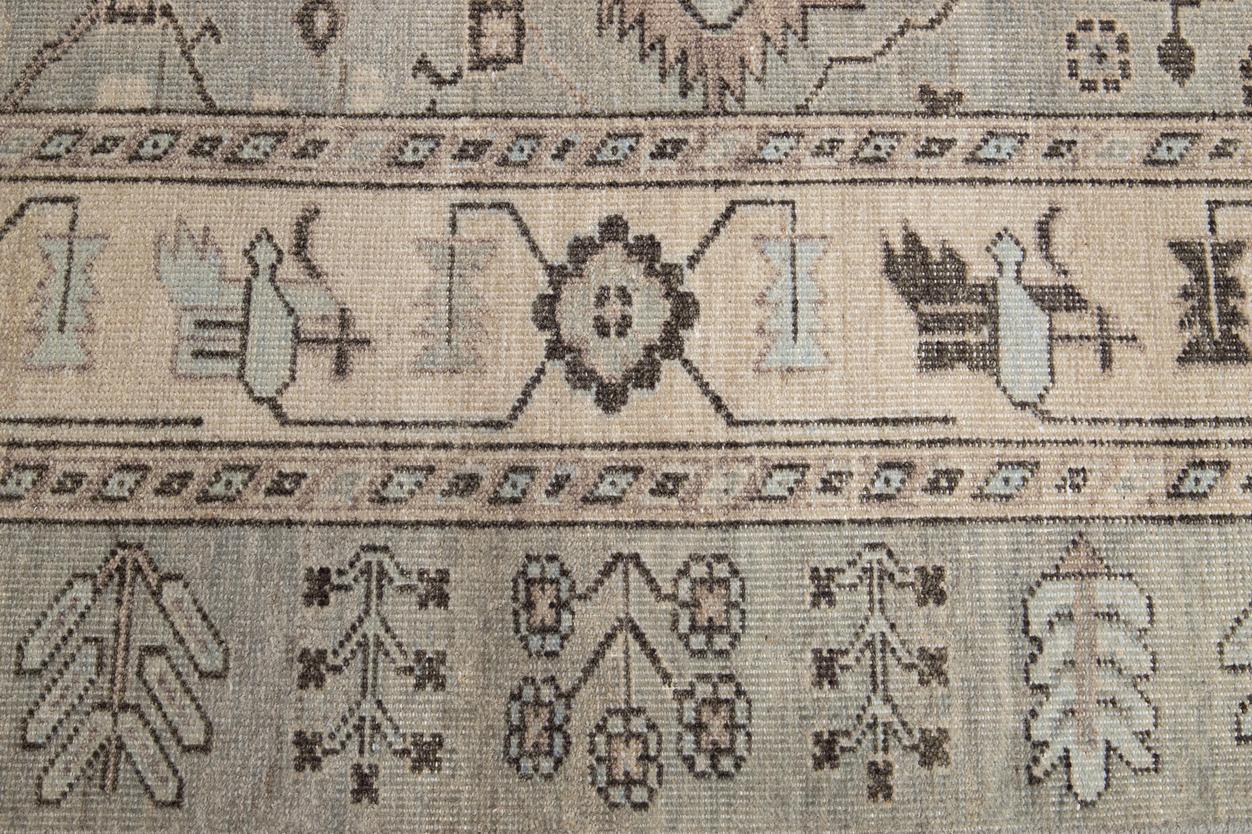 Grauer handgefertigter moderner Wollteppich im Khotan-Stil mit Allover-Motiv (21. Jahrhundert und zeitgenössisch) im Angebot