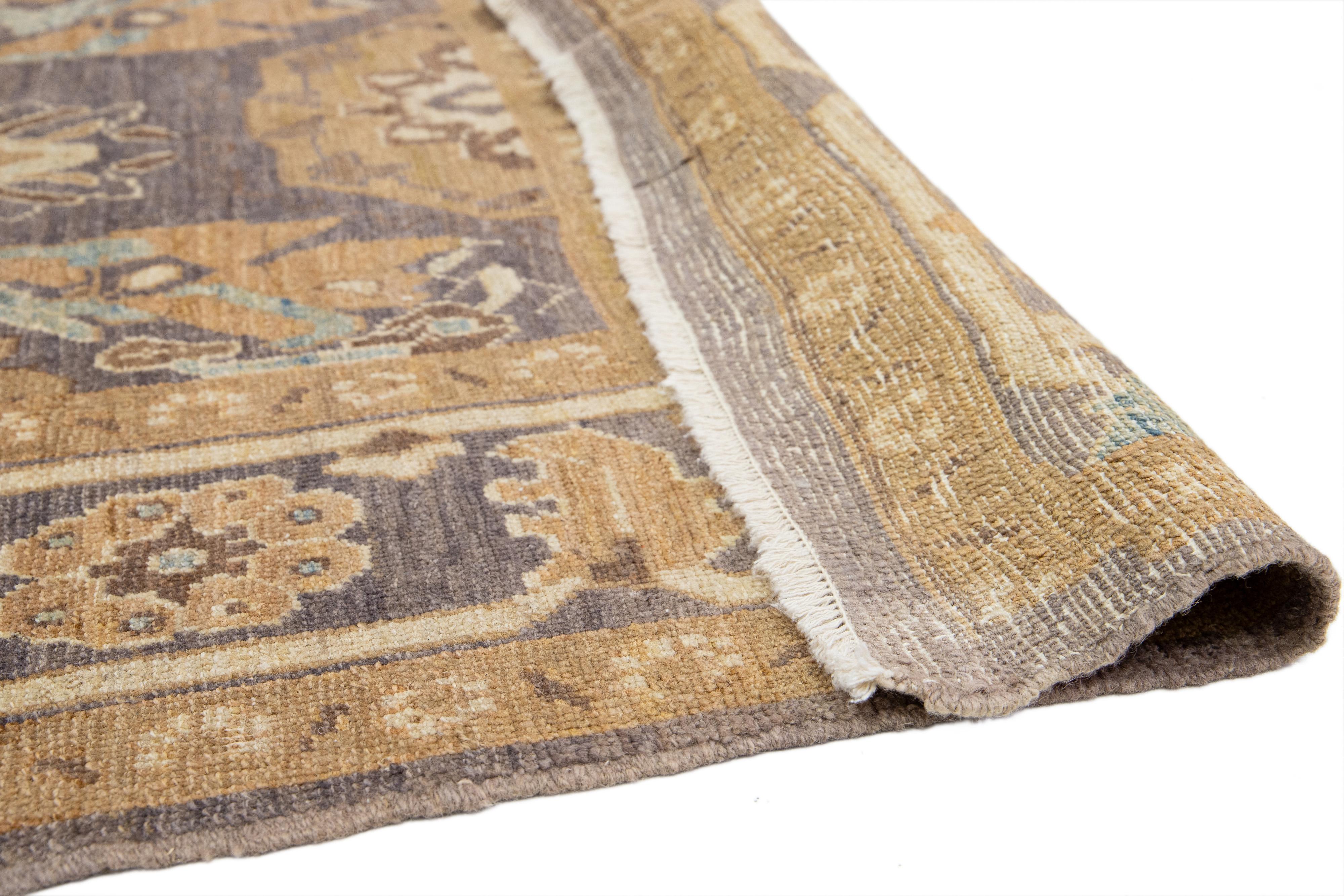 Sultanabad Tapis en laine gris, fait à la main, The Modernity designs/One  en vente