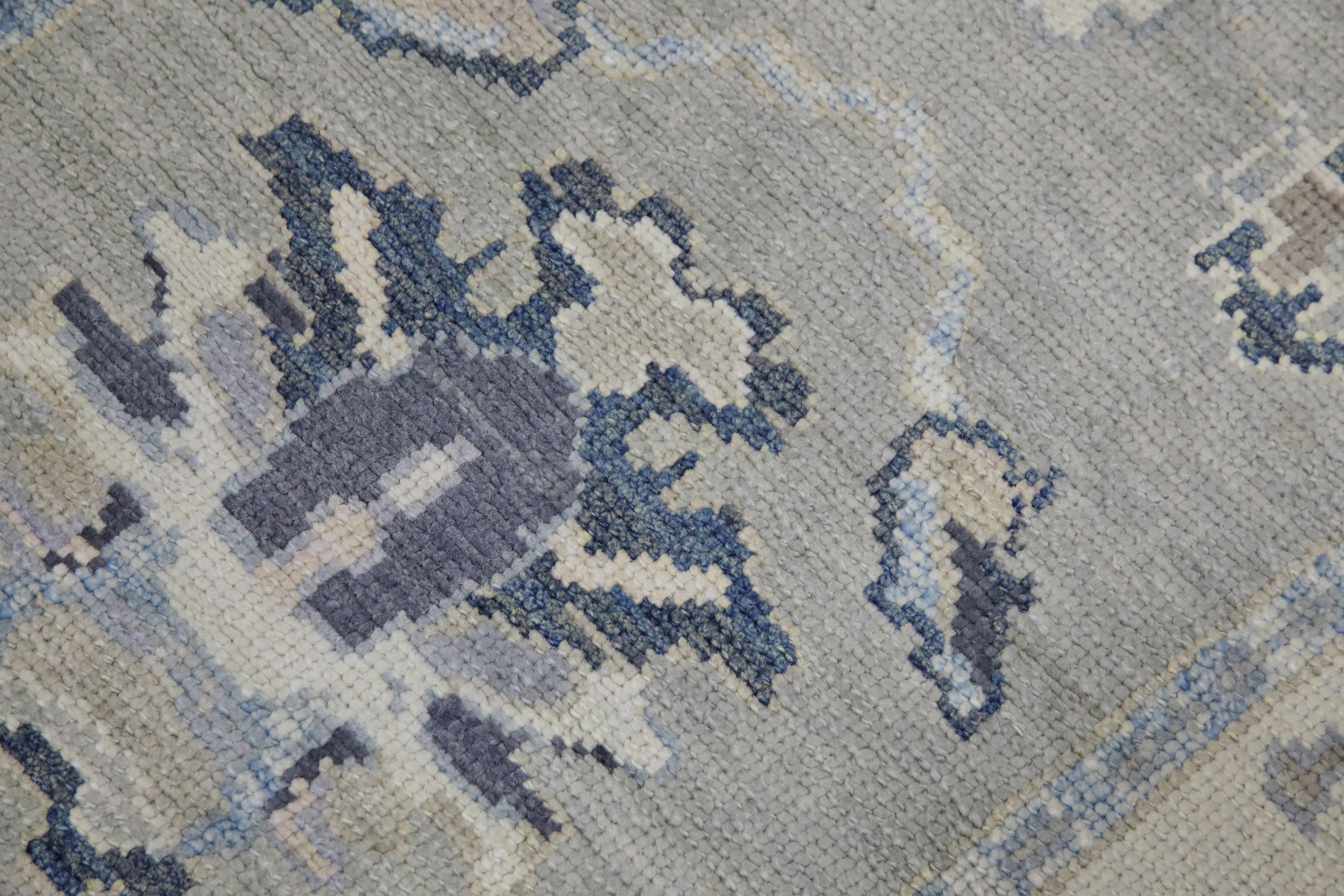 Dieser moderne türkische Oushak-Teppich ist ein atemberaubendes Kunstwerk, das von erfahrenen Kunsthandwerkern mit traditionellen Techniken handgewebt wurde. Der Teppich weist komplizierte Muster und eine weiche Farbpalette auf, die durch die