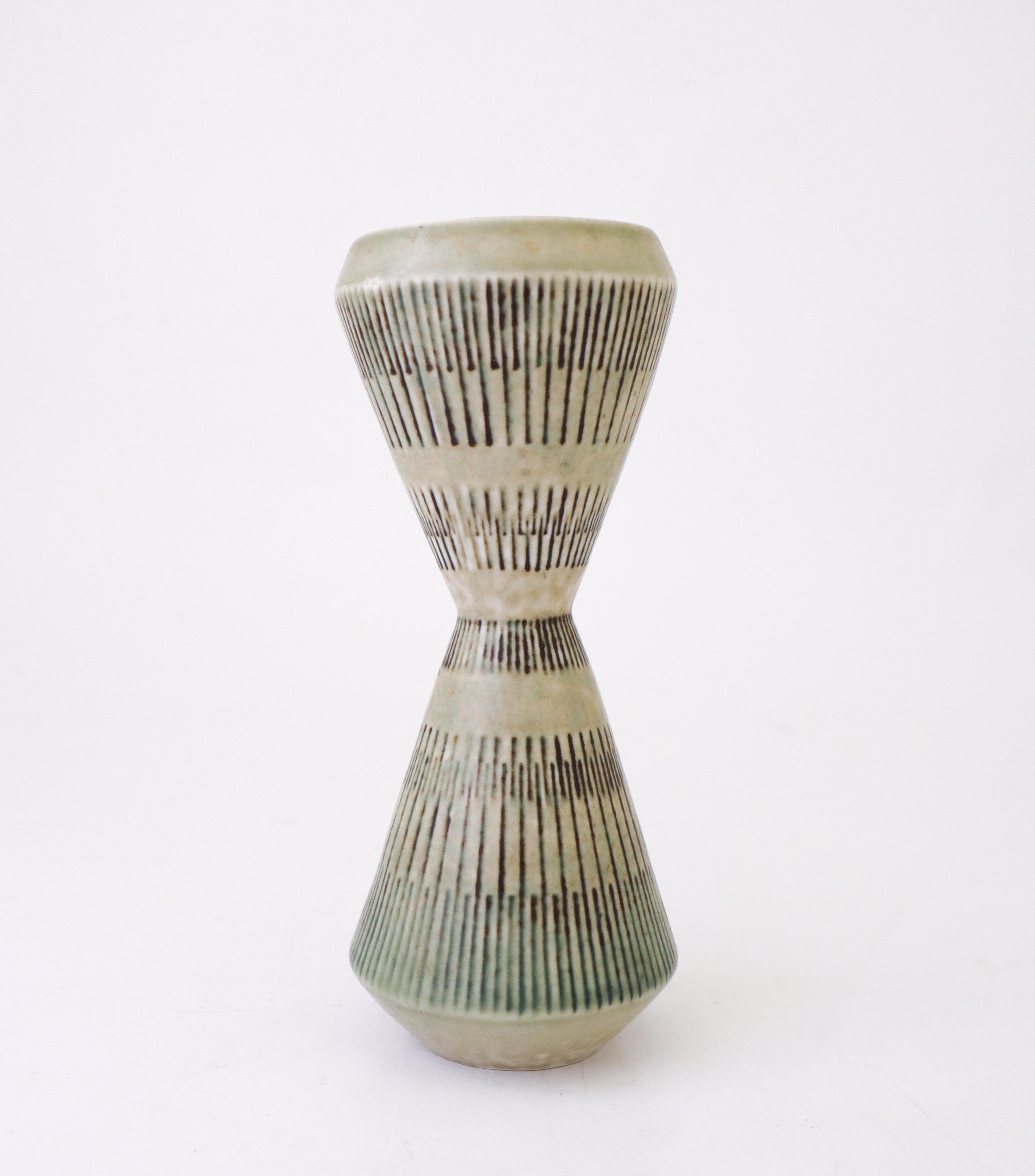Suédois Vase gris en forme de sablier, Carl-Harry Stålhane, Rörstrand, Midcentury Vintage en vente