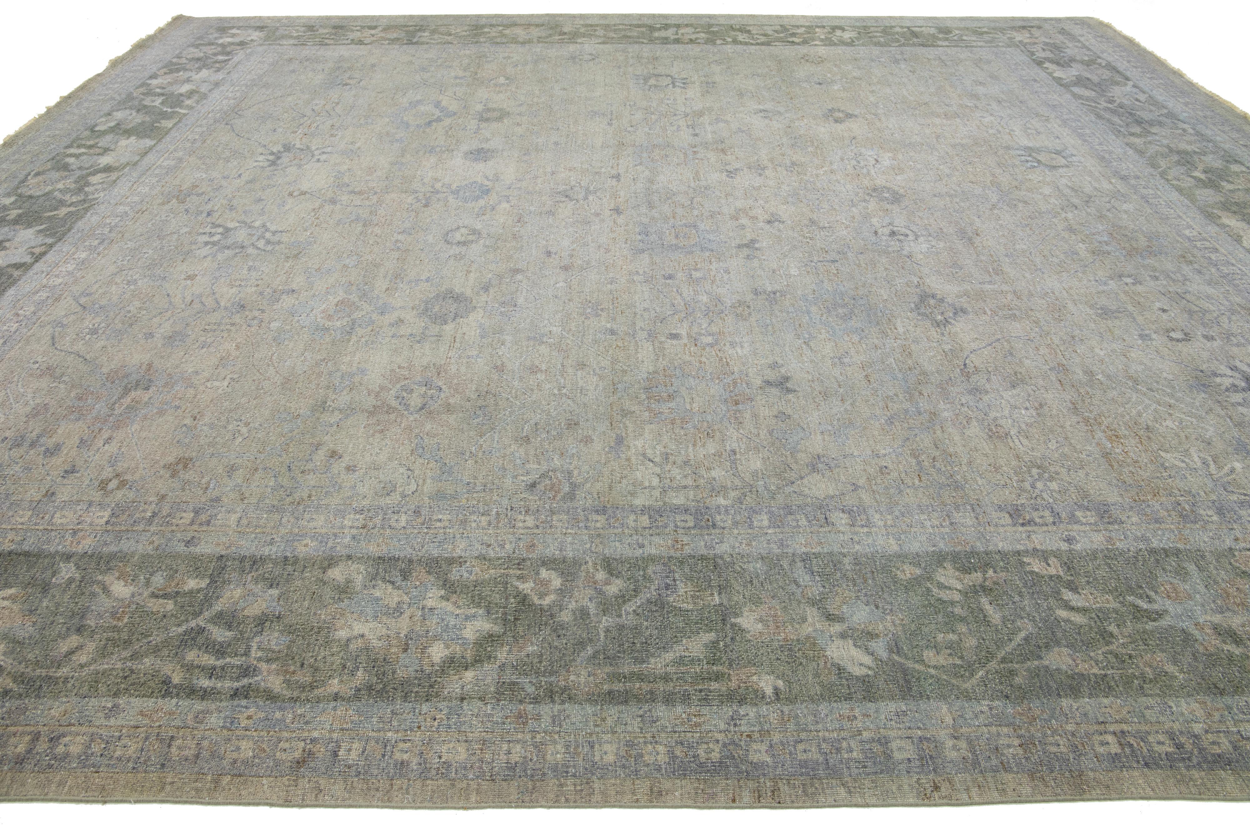 Grauer Indischer Moderner Mahal Quadratischer Wollteppich Handgefertigt mit Allover-Motiv von Apadana im Zustand „Neu“ im Angebot in Norwalk, CT