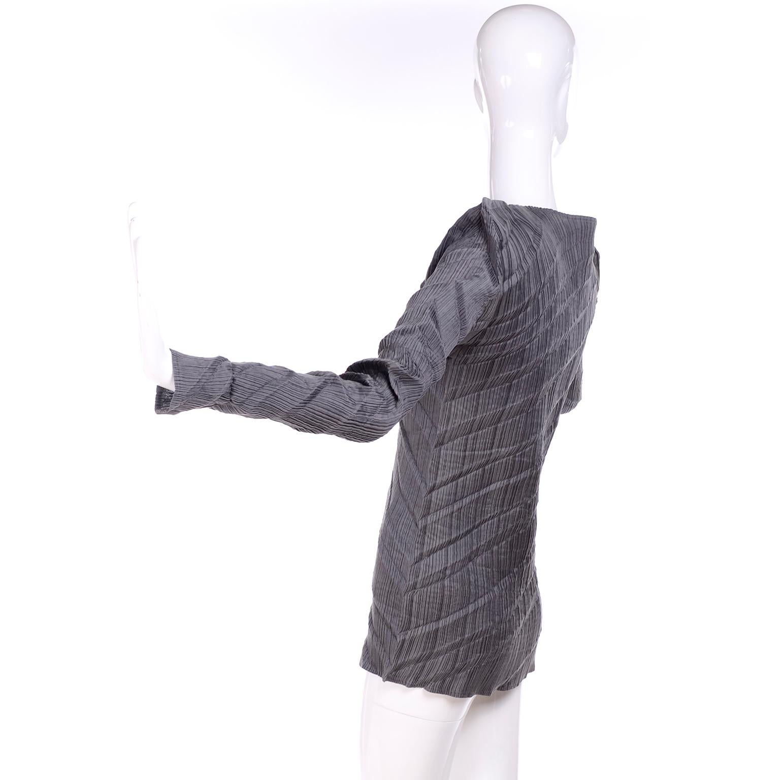Issey Miyake Avant Garde plissiertes Oberteil mit asymmetrischen Schultern in Grau, Größe Medium Damen im Angebot