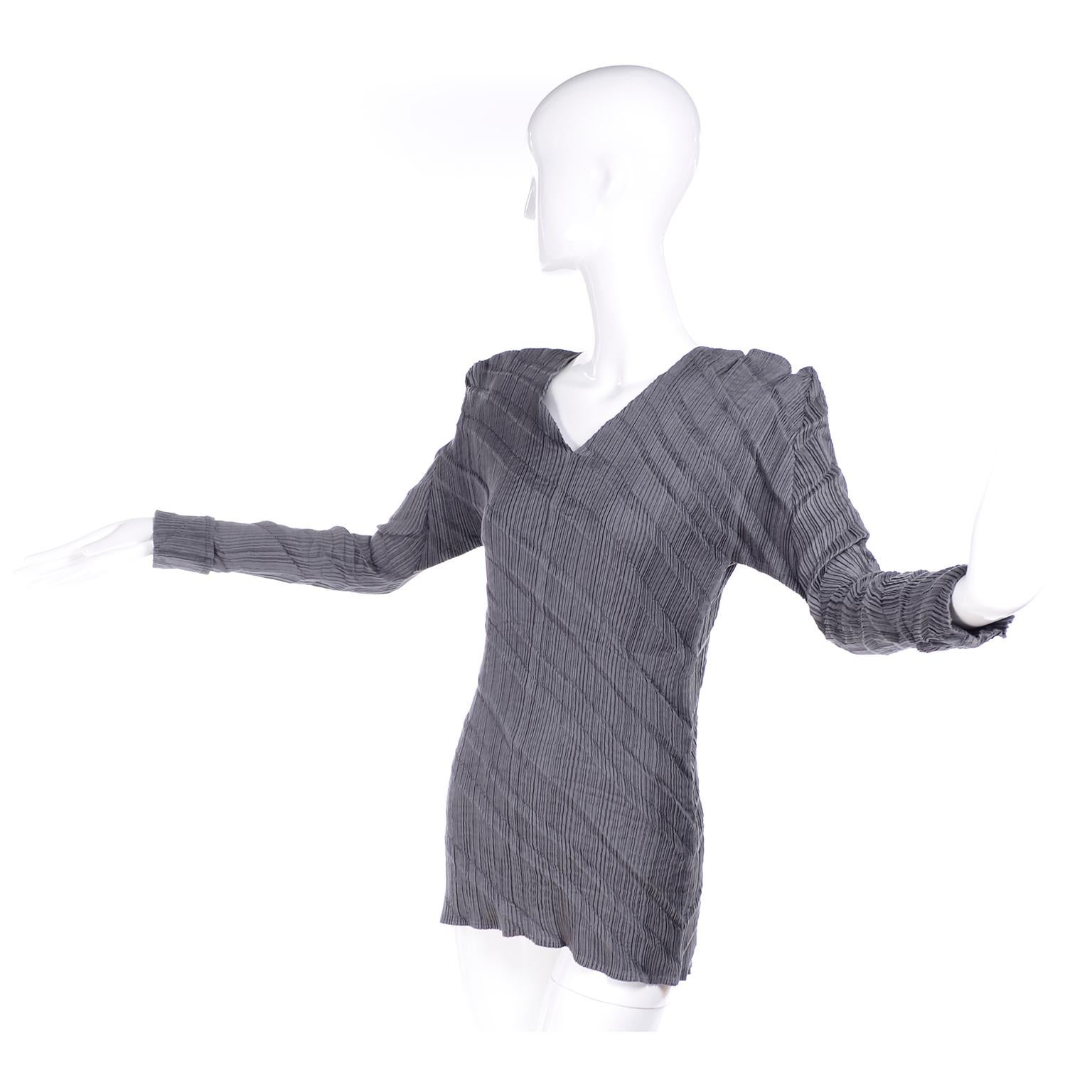 Issey Miyake Avant Garde plissiertes Oberteil mit asymmetrischen Schultern in Grau, Größe Medium im Angebot 1