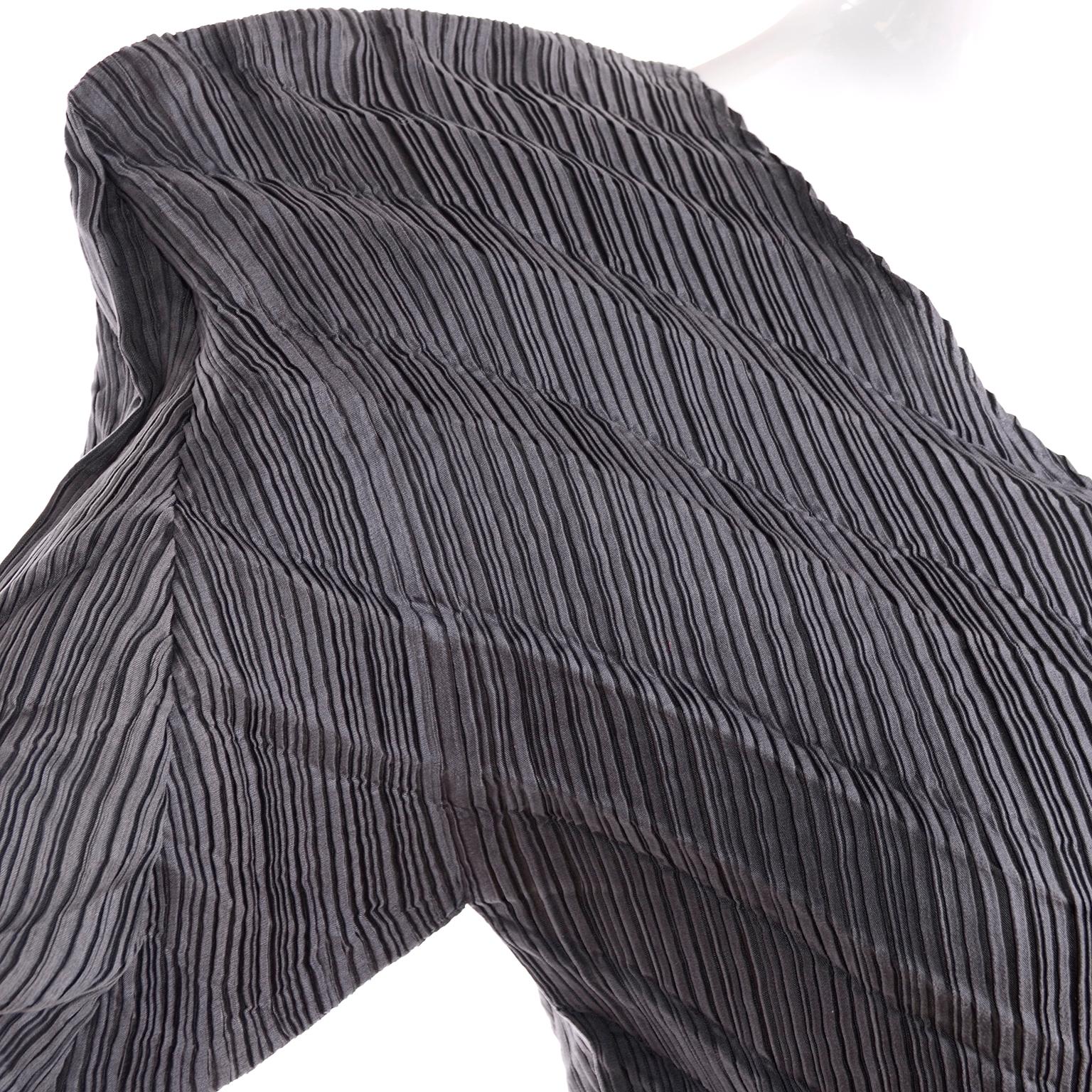 Issey Miyake Avant Garde plissiertes Oberteil mit asymmetrischen Schultern in Grau, Größe Medium im Angebot 3