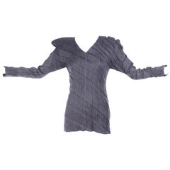 Issey Miyake - Haut gris avant-gardiste plissé avec épaules asymétriques, taille moyenne