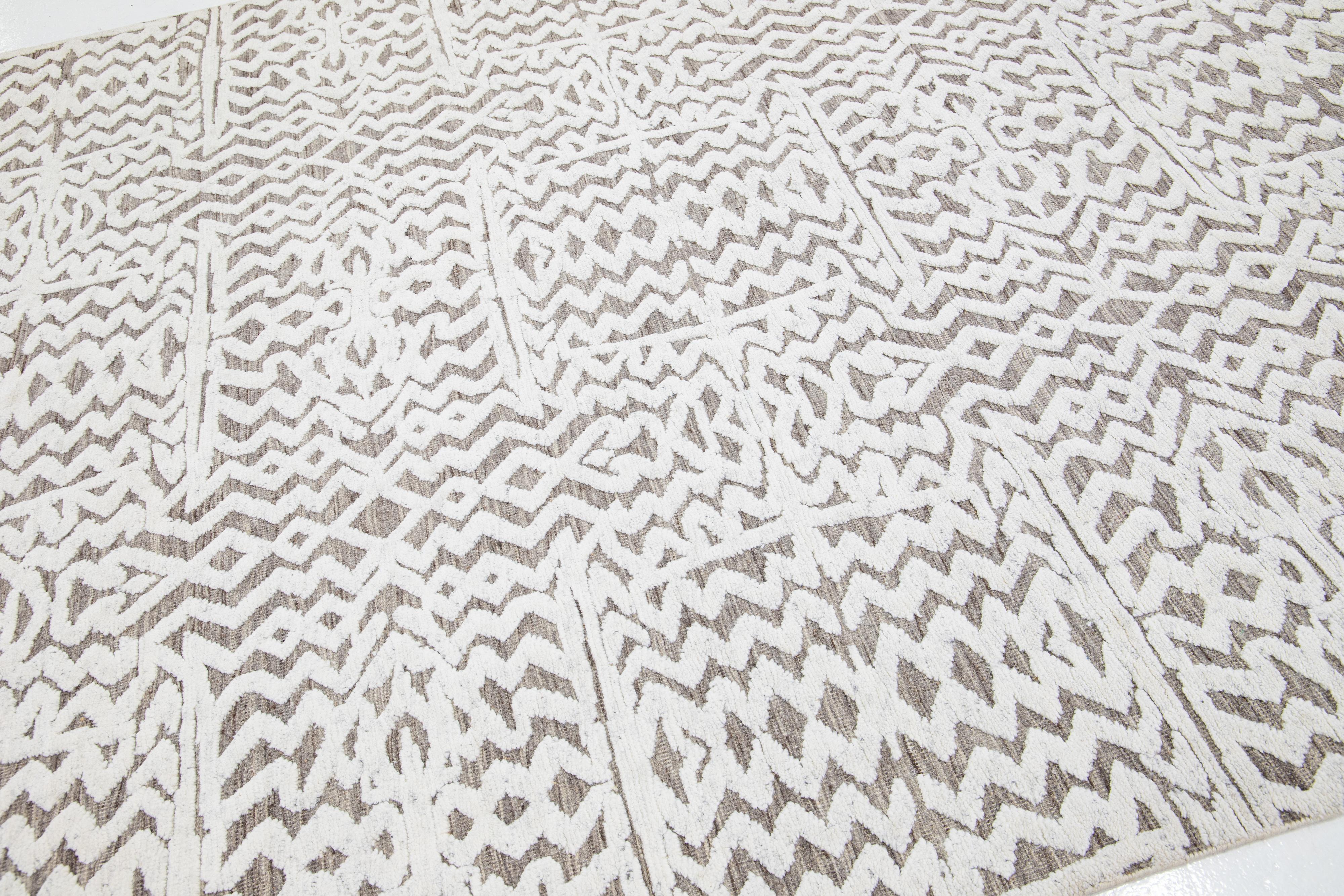 Organic Modern Gray & Ivory Moroccan Style Wool Rug With Abstract Seamless Design For Sale