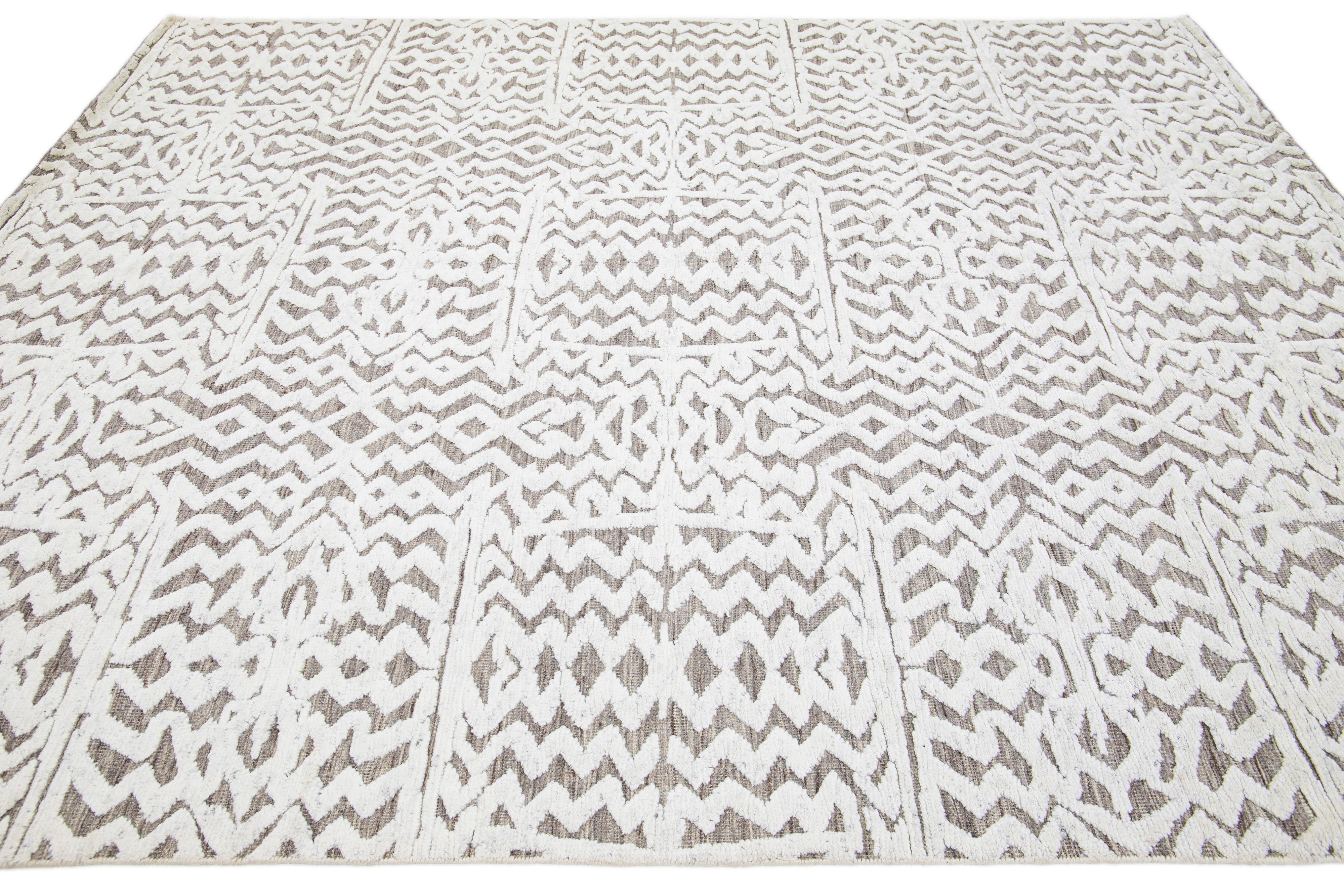 Pakistani Gray & Ivory Moroccan Style Wool Rug With Abstract Seamless Design For Sale