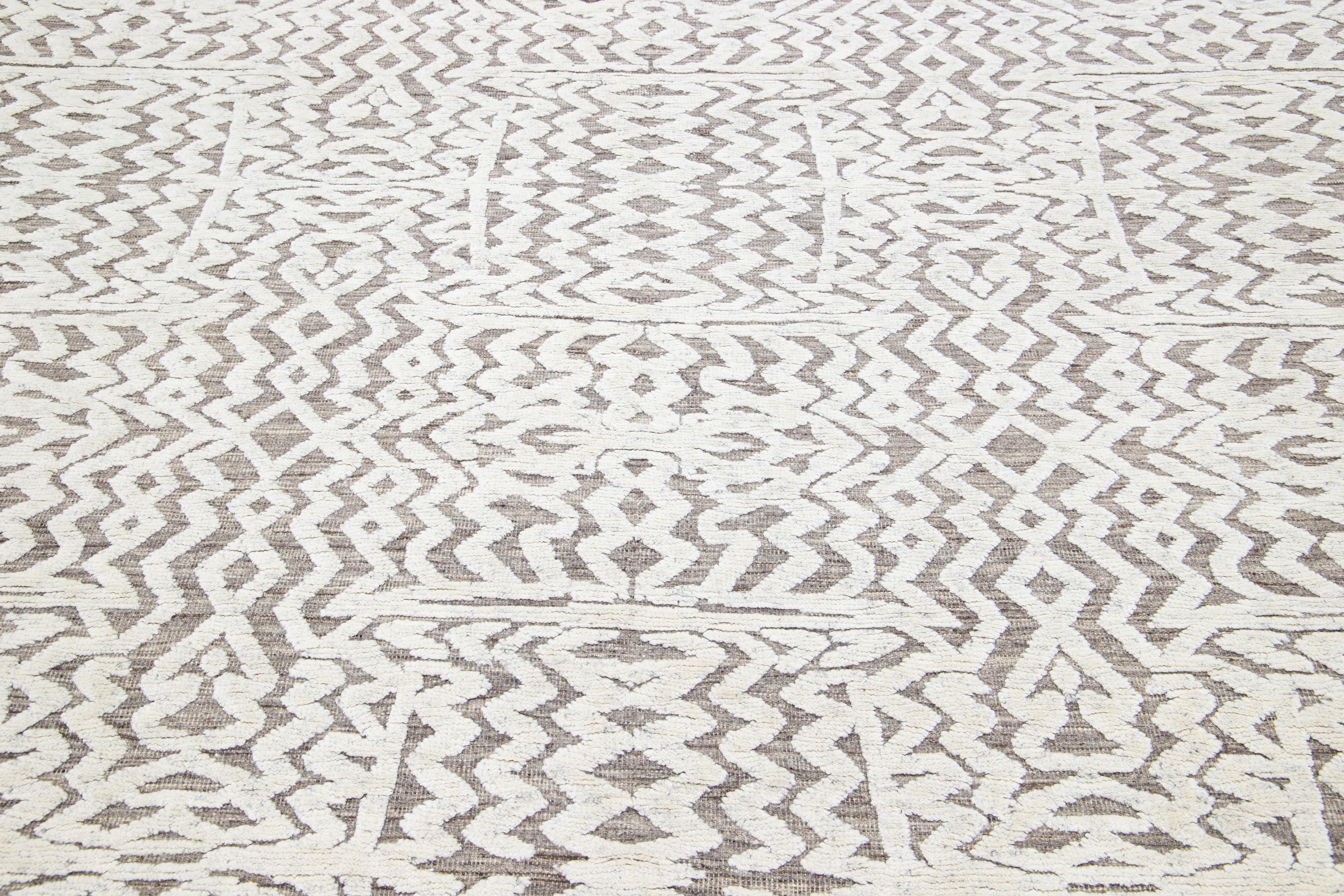 Gray & Ivory Moroccan Style Wool Rug With Abstract Seamless Design In New Condition For Sale In Norwalk, CT