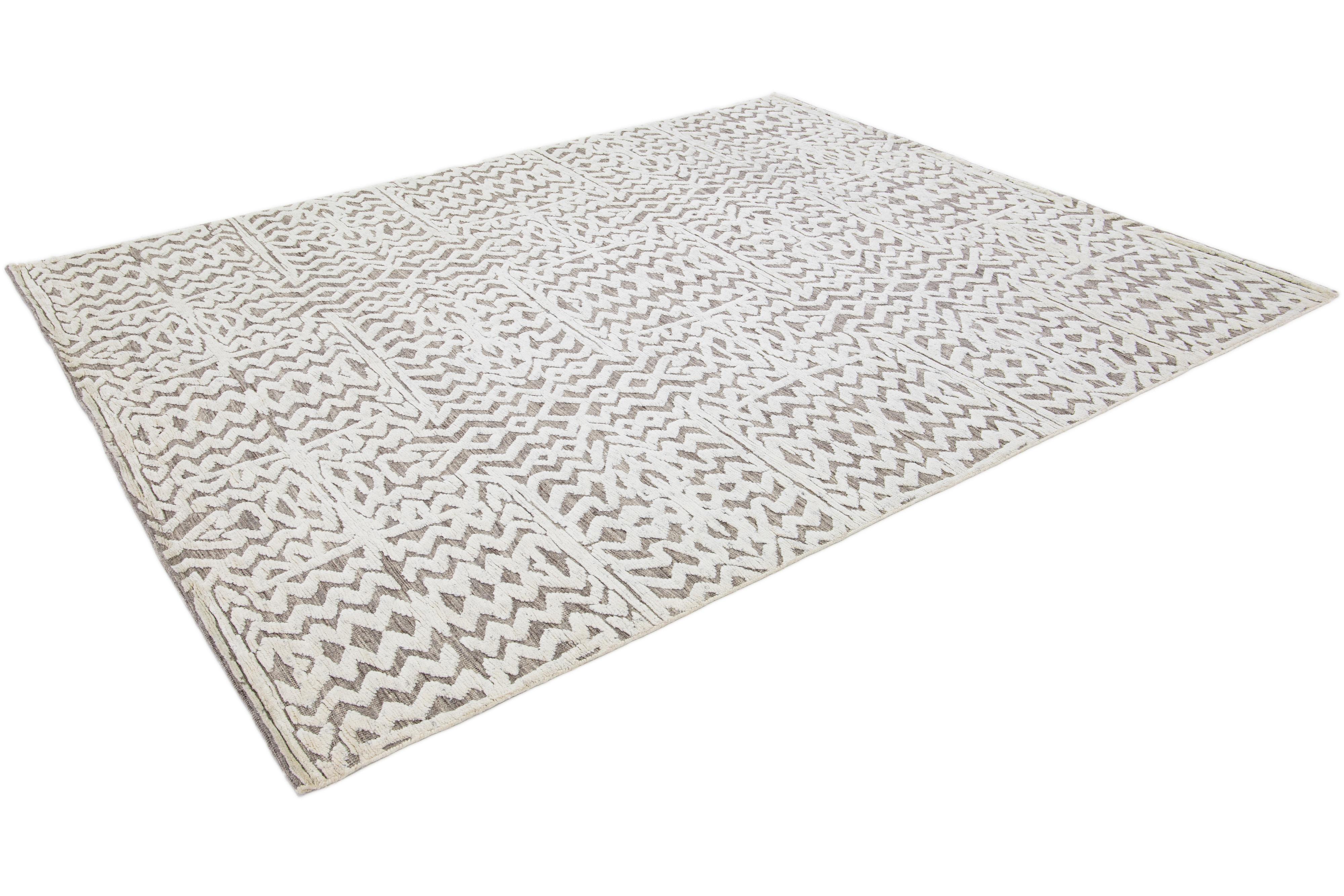 Contemporary Gray & Ivory Moroccan Style Wool Rug With Abstract Seamless Design For Sale
